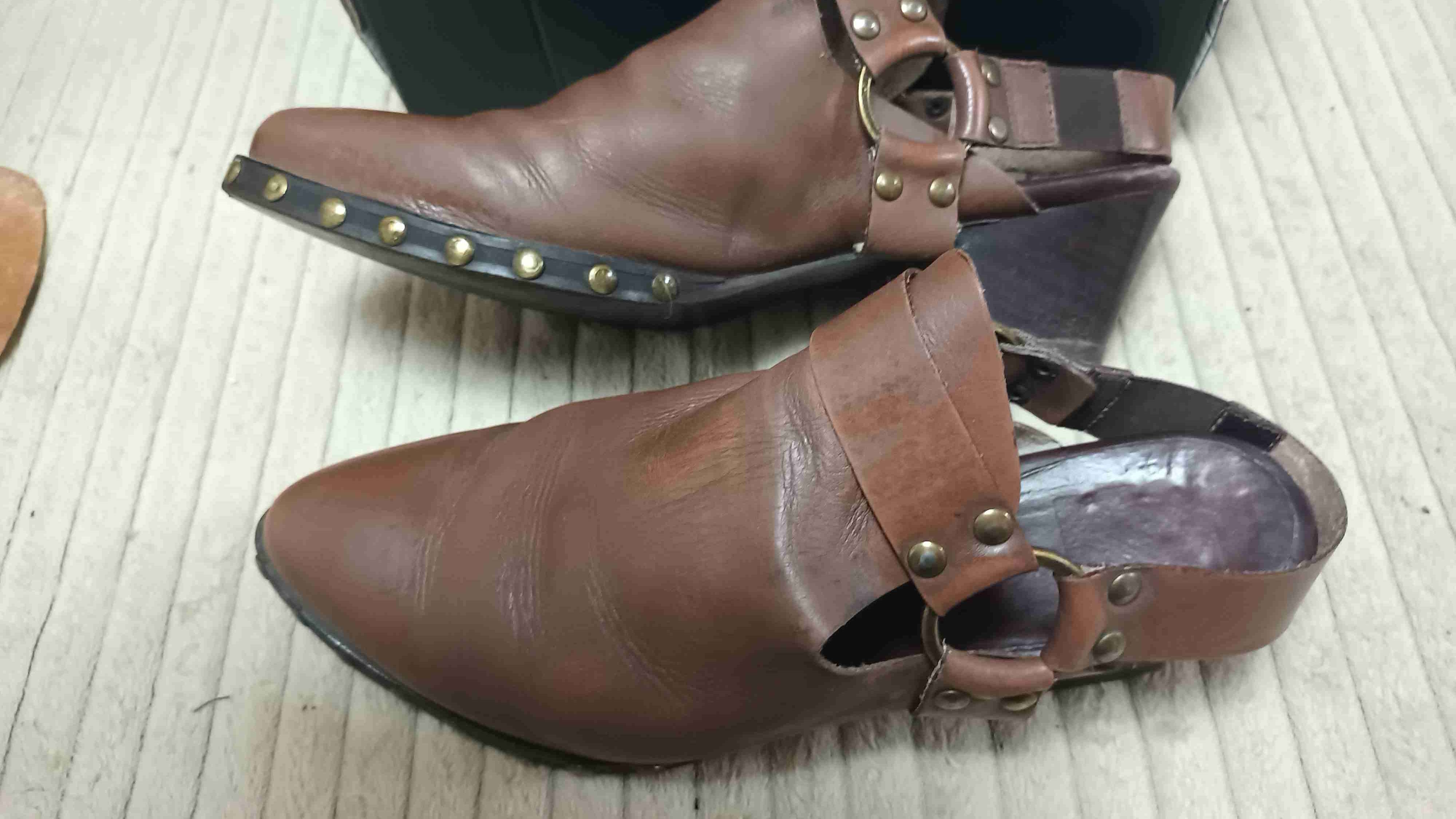 Zapatos de cuero marrón con taco - miniatura 2