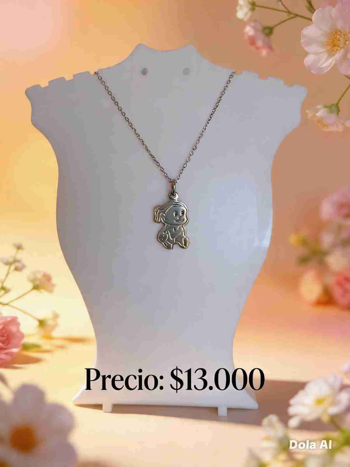 Collar con dije de niña