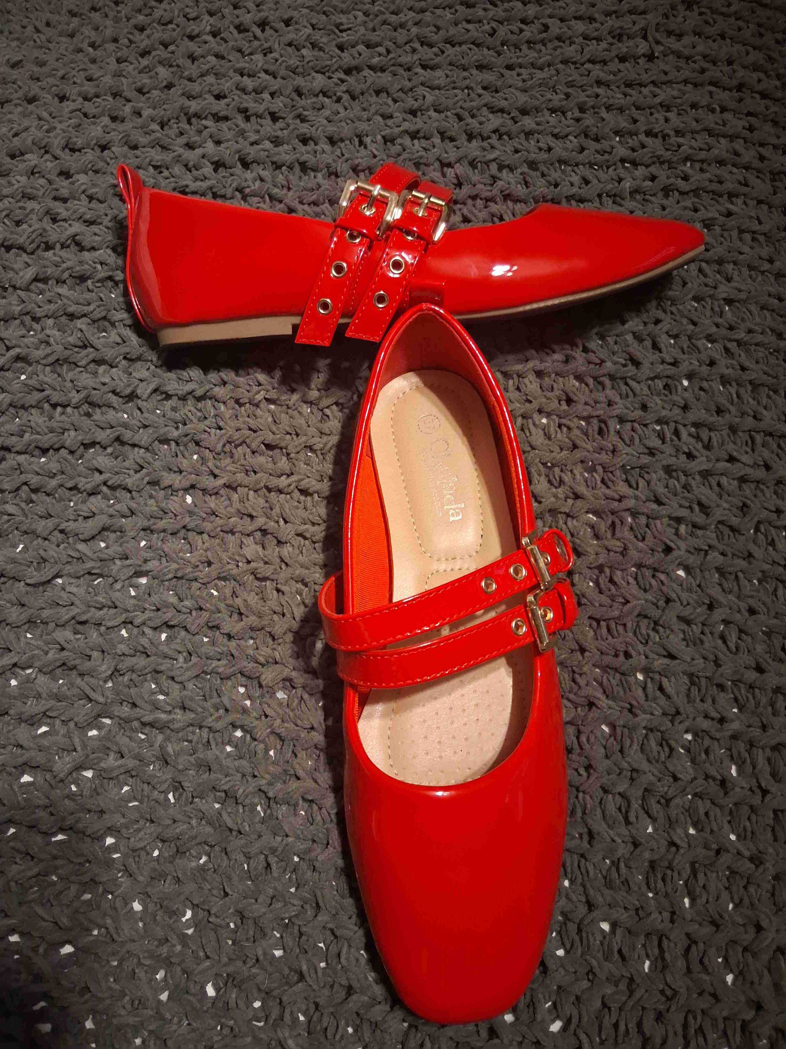 Zapatos rojos de charol con hebilla - miniatura 2