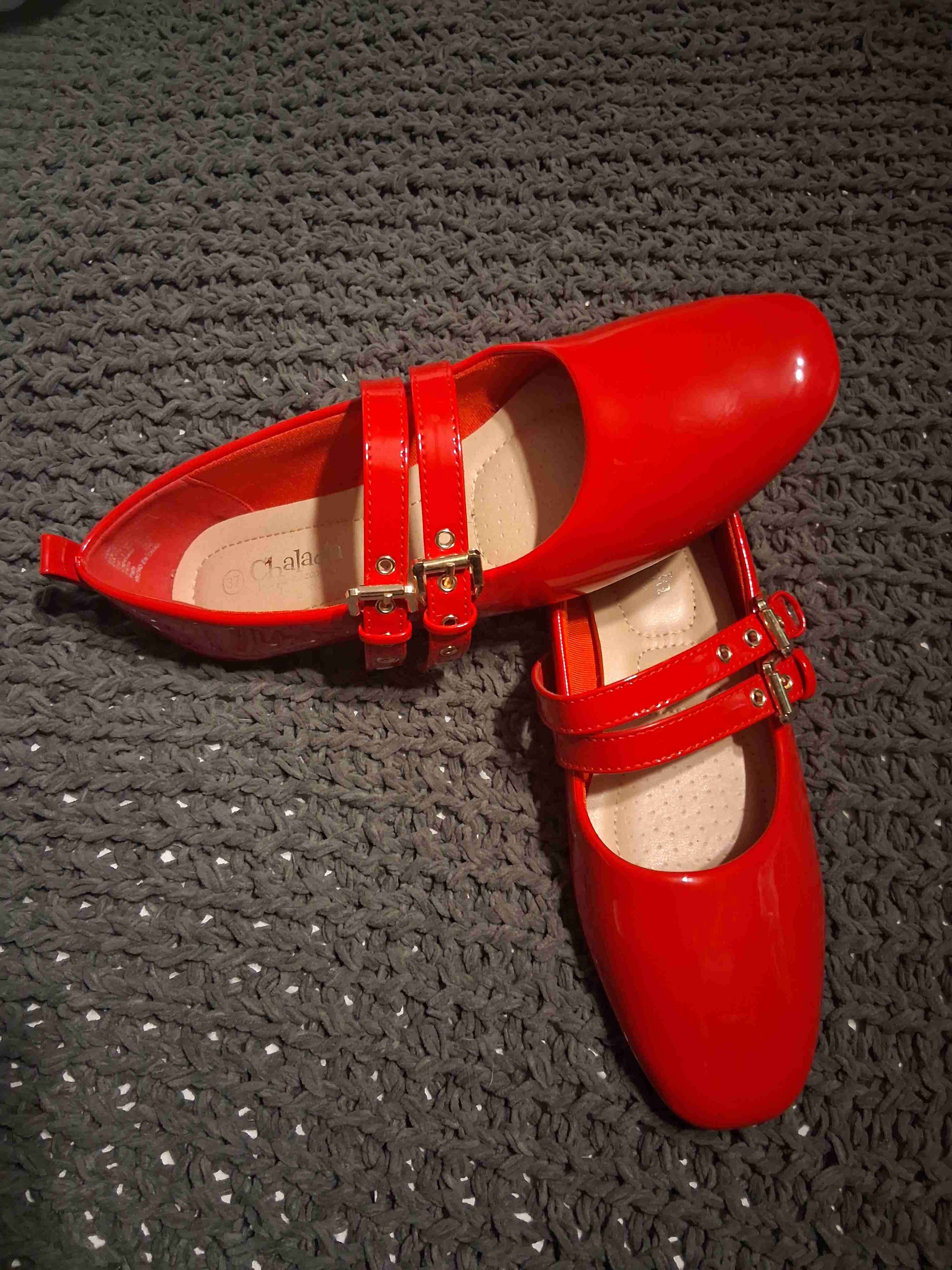 Zapatos rojos de charol con hebilla - miniatura 3