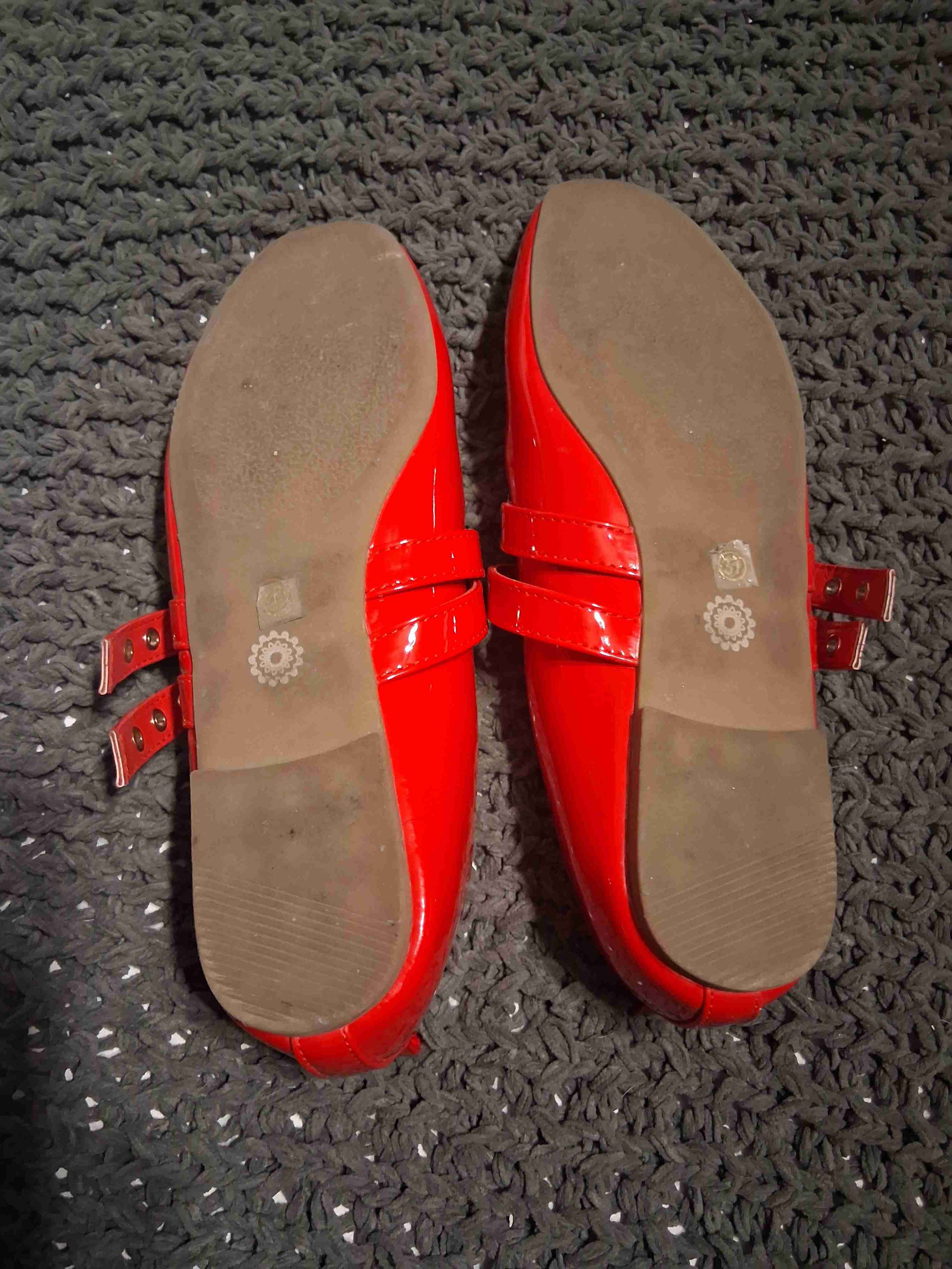 Zapatos rojos de charol con hebilla - miniatura 4