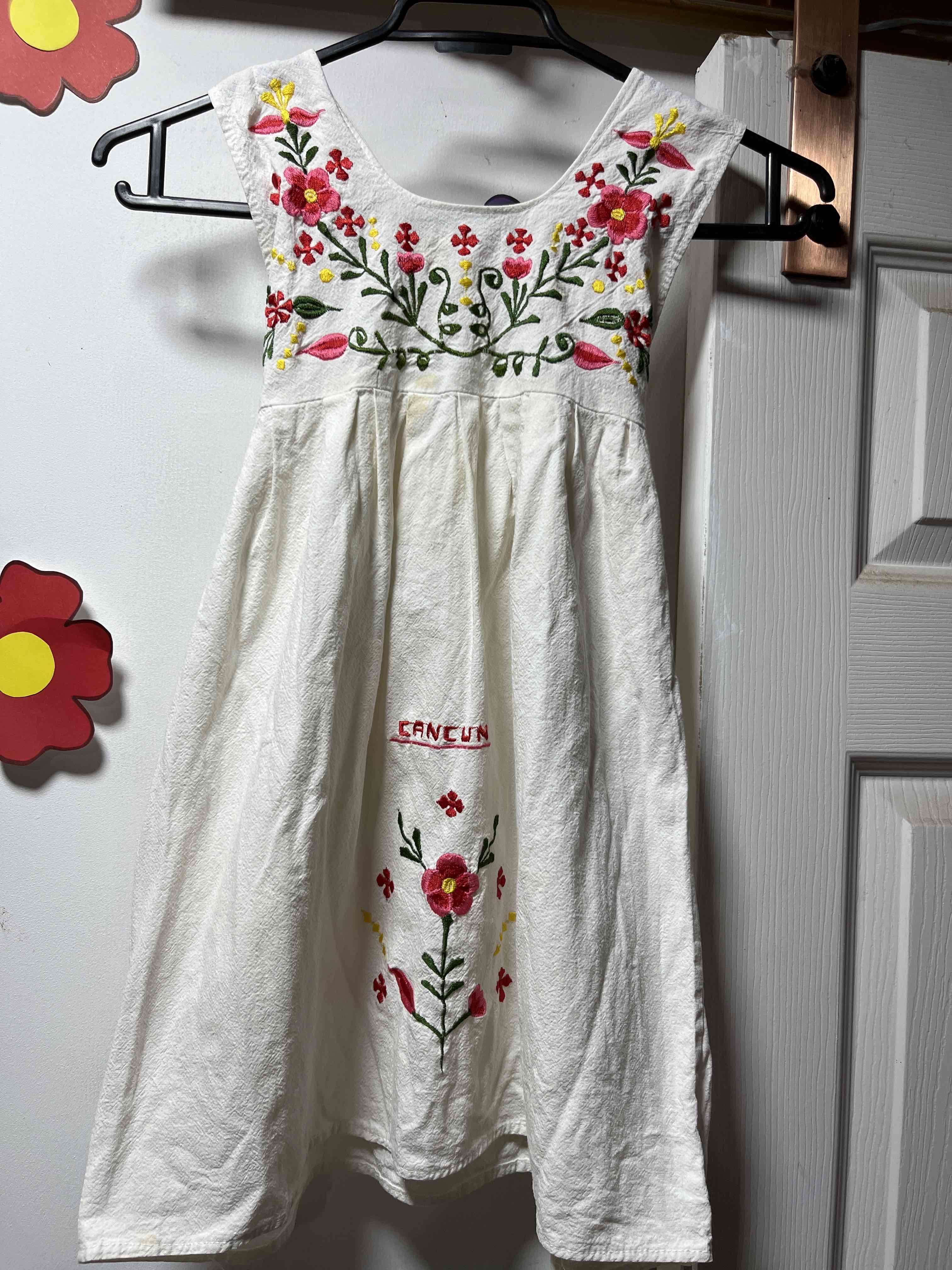 Vestido bordado floral blanco - miniatura 1
