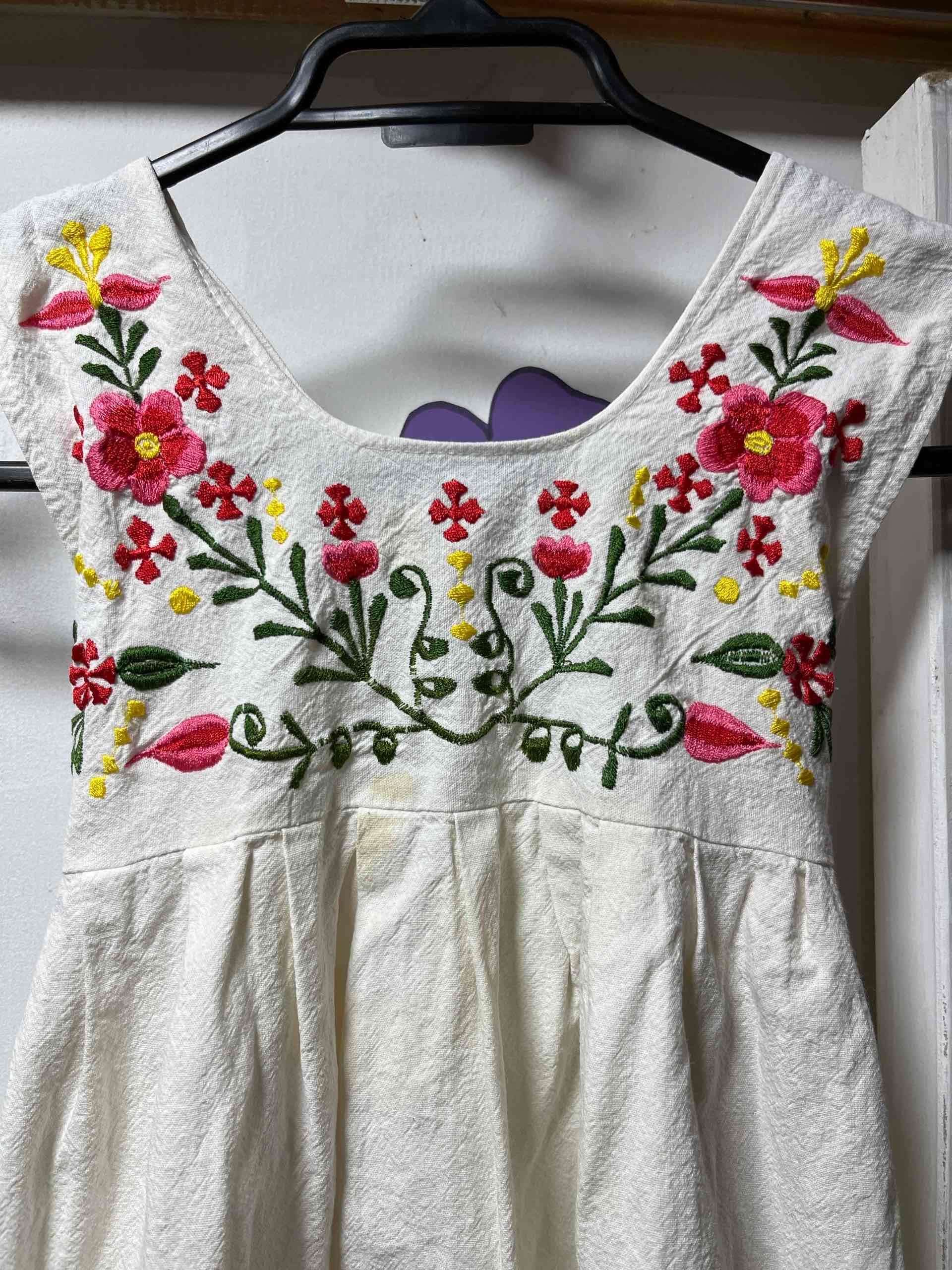 Vestido bordado floral blanco - miniatura 2