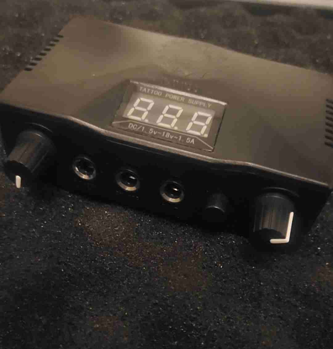 Fuente de poder para tatuajes 90v-250v - miniatura 1