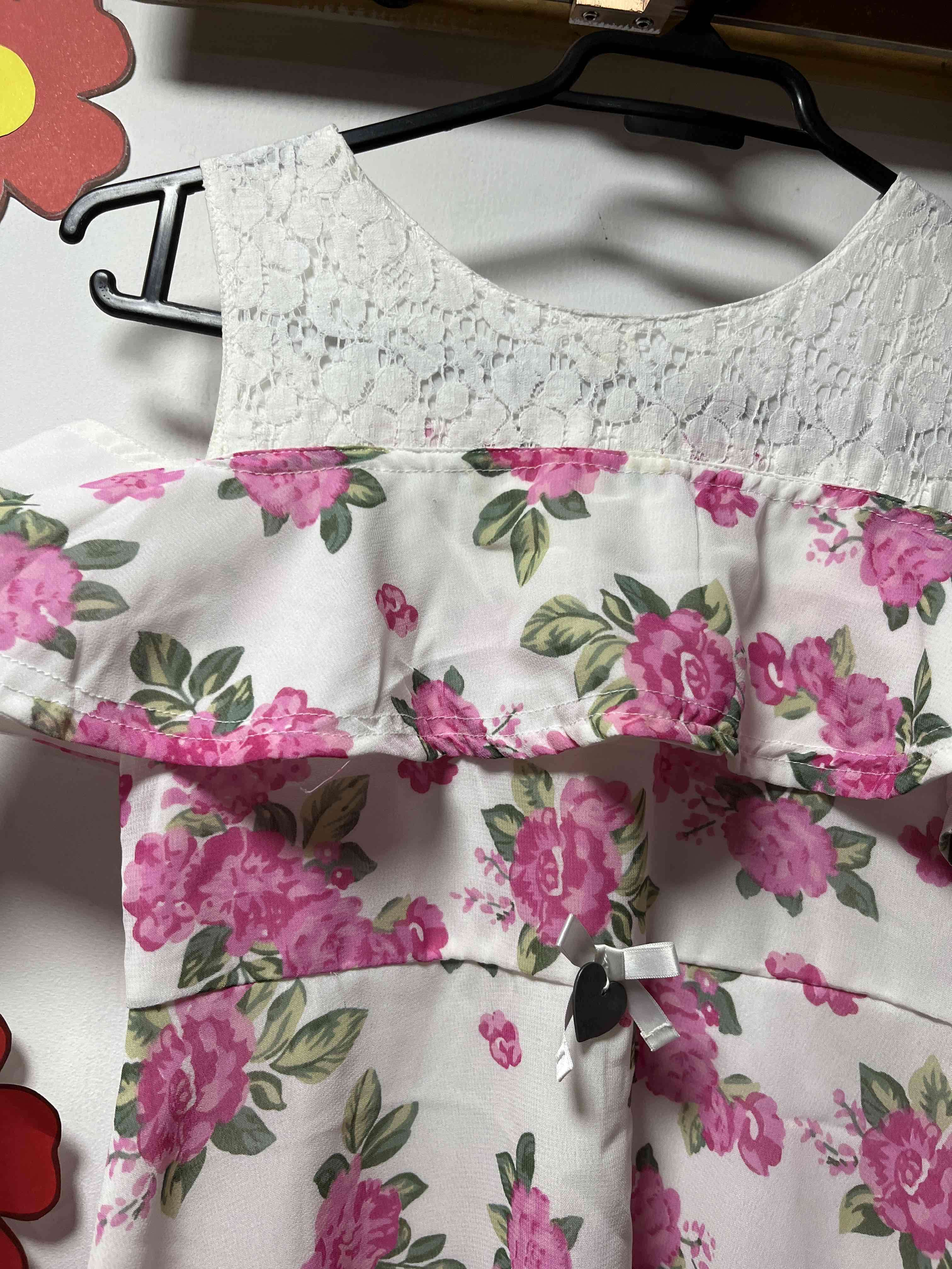 Vestido floral con encaje blanco - miniatura 2