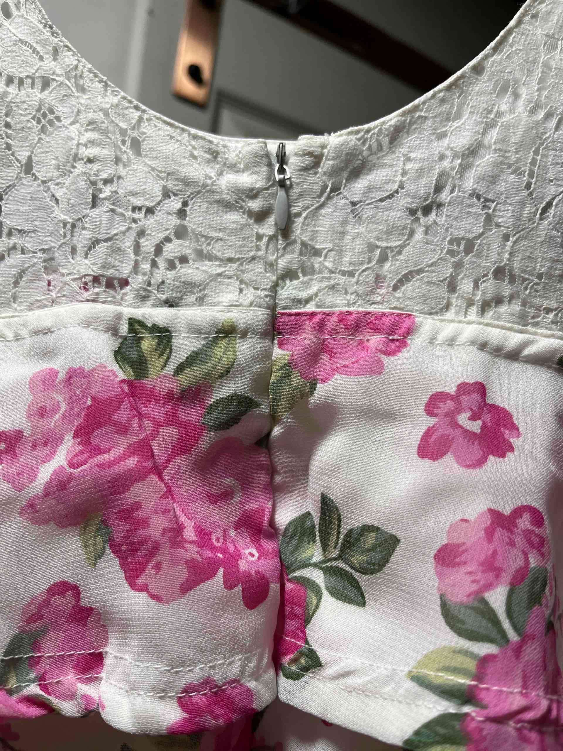 Vestido floral con encaje blanco - miniatura 4