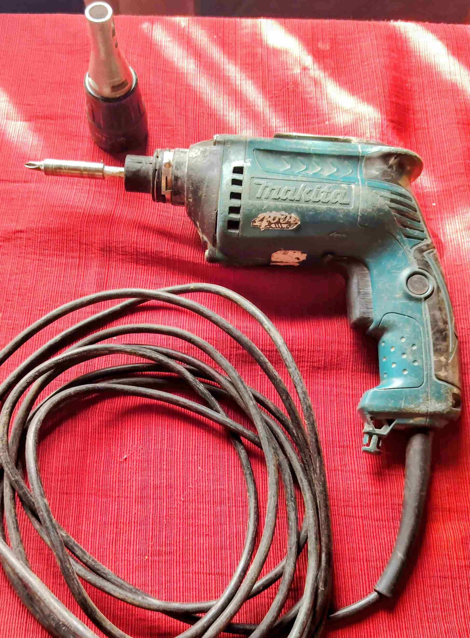 Taladro eléctrico Makita usado - miniatura 1