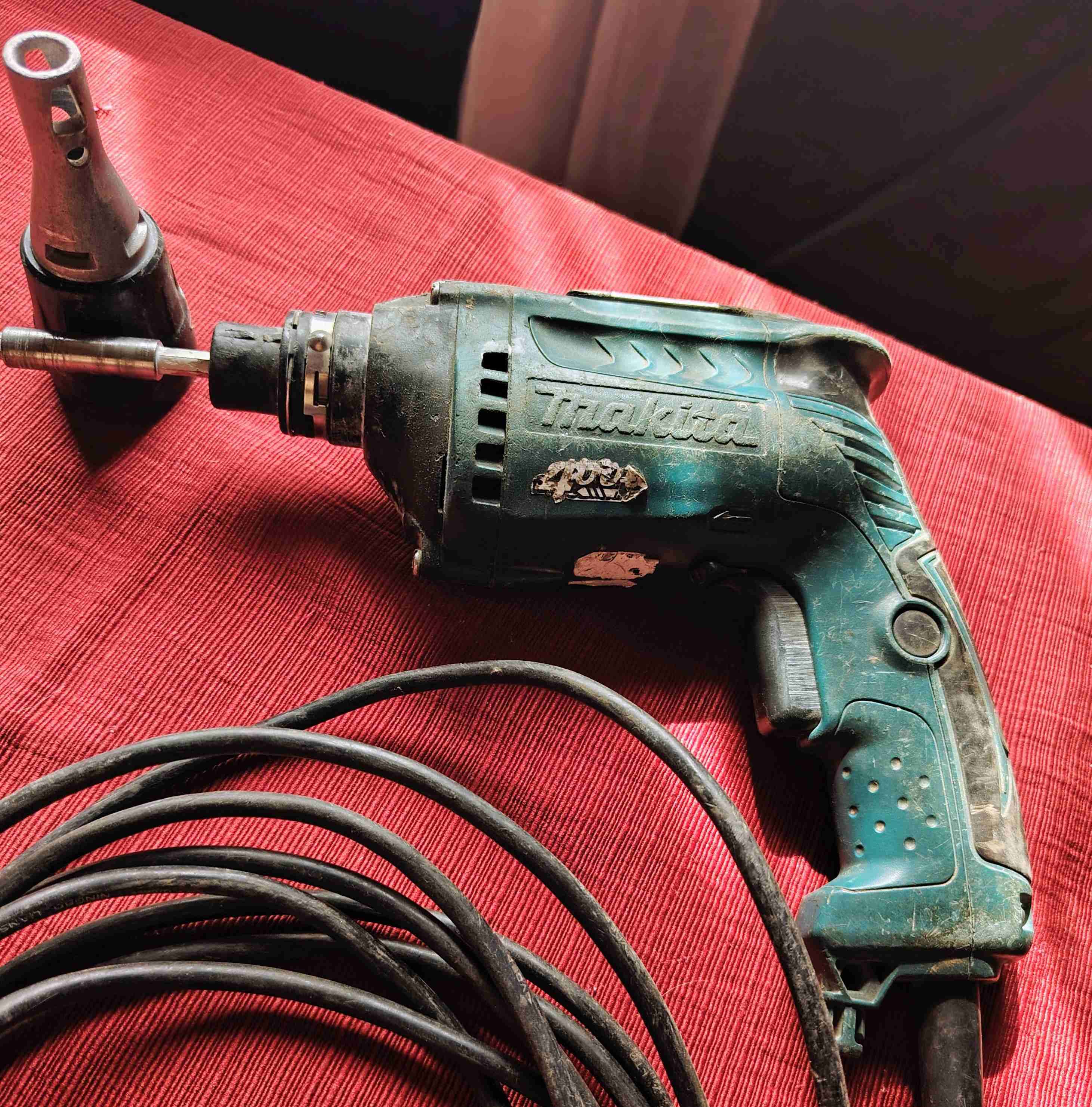 Taladro eléctrico Makita usado - miniatura 2