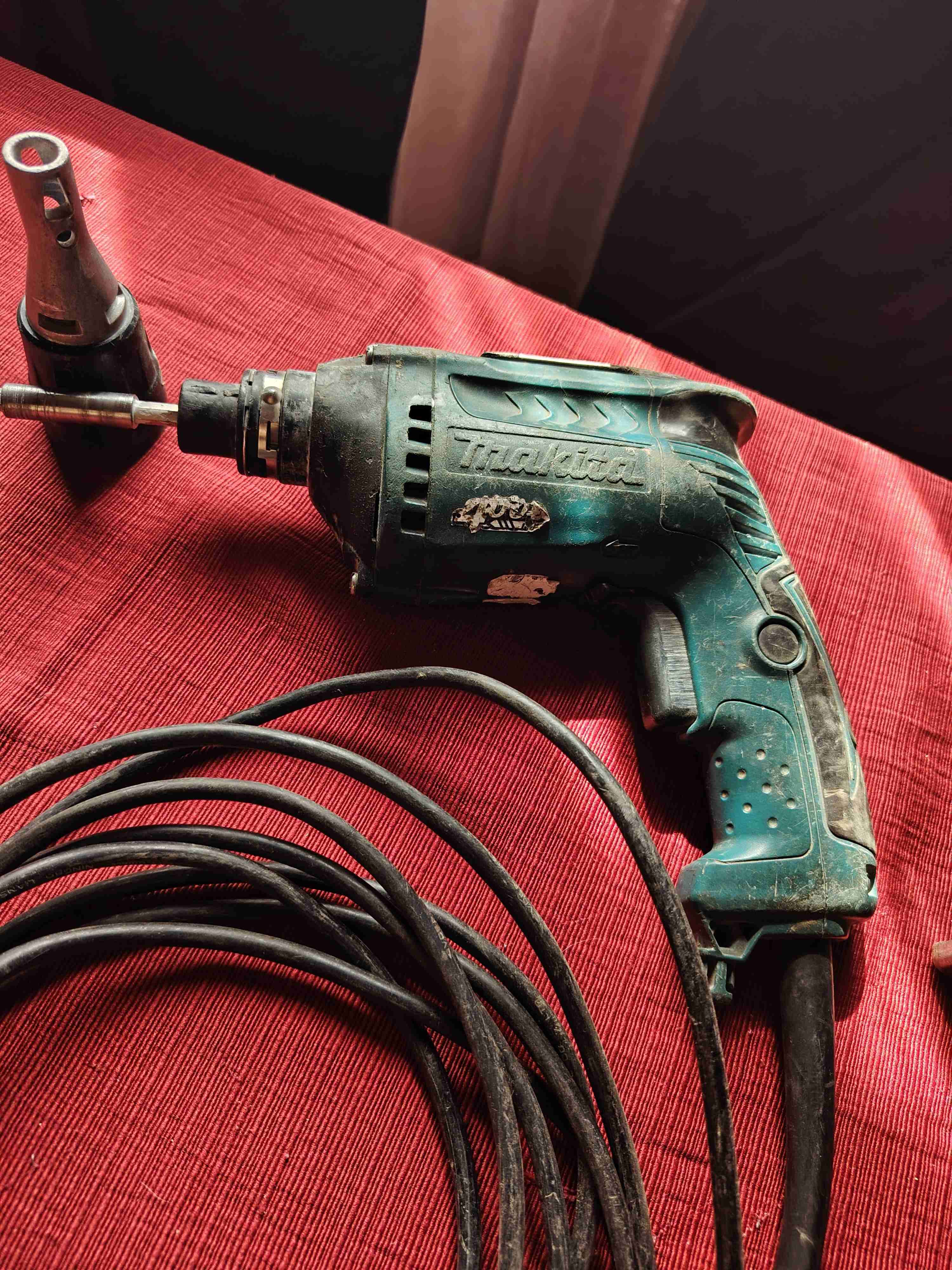 Taladro eléctrico Makita usado - miniatura 3