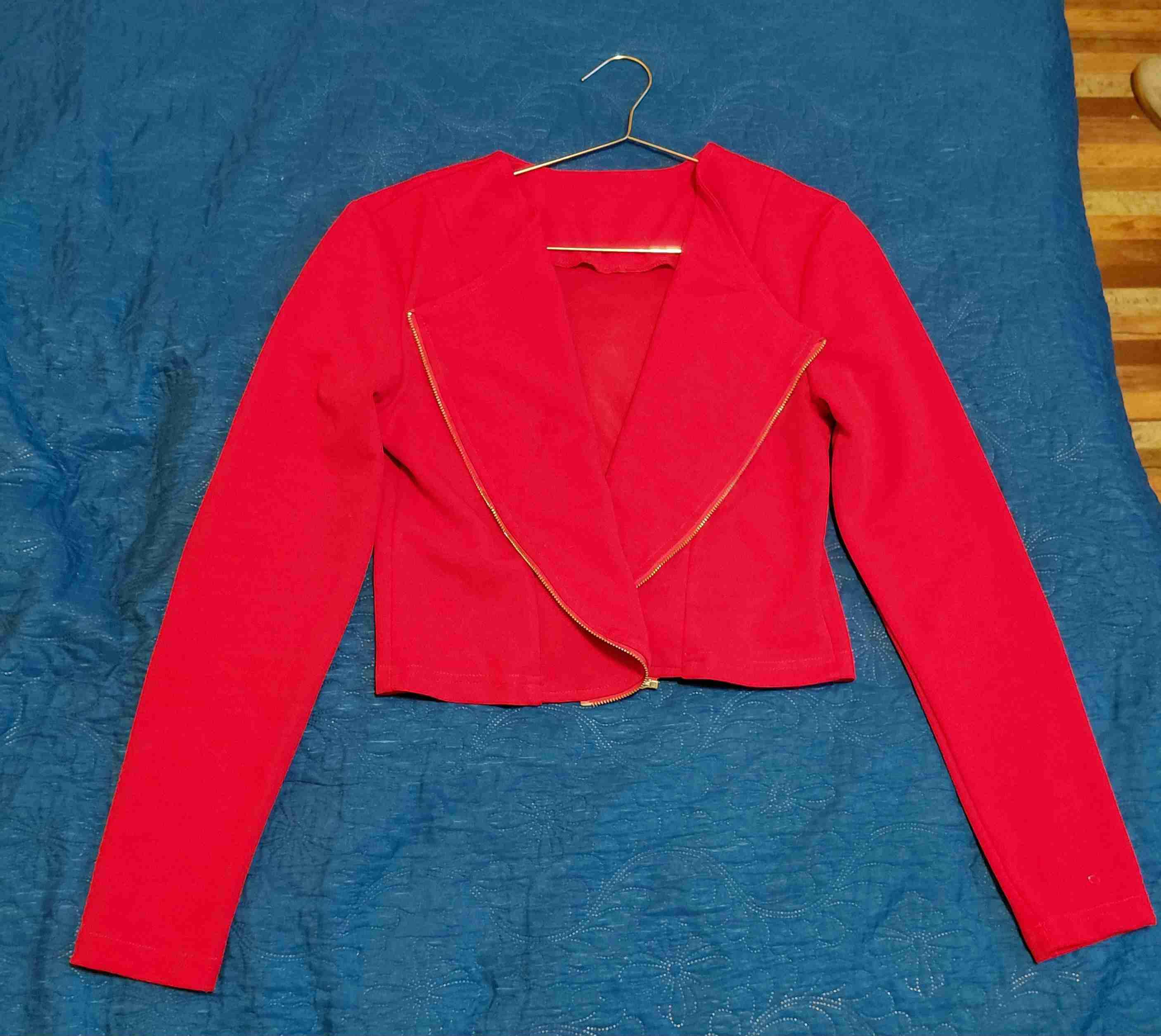 Chaqueta roja con cierre dorado