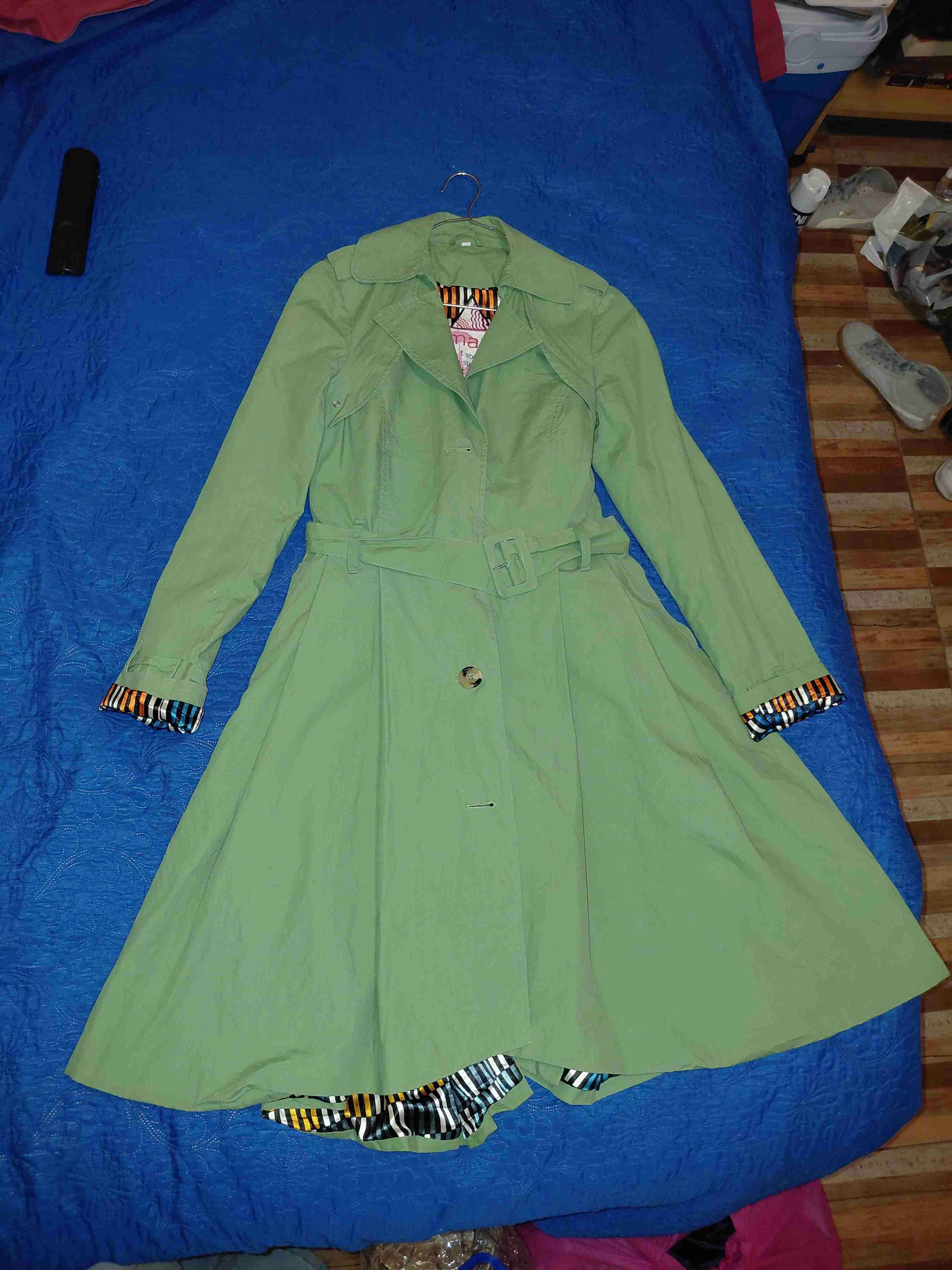 Abrigo verde con cinturón - miniatura 1
