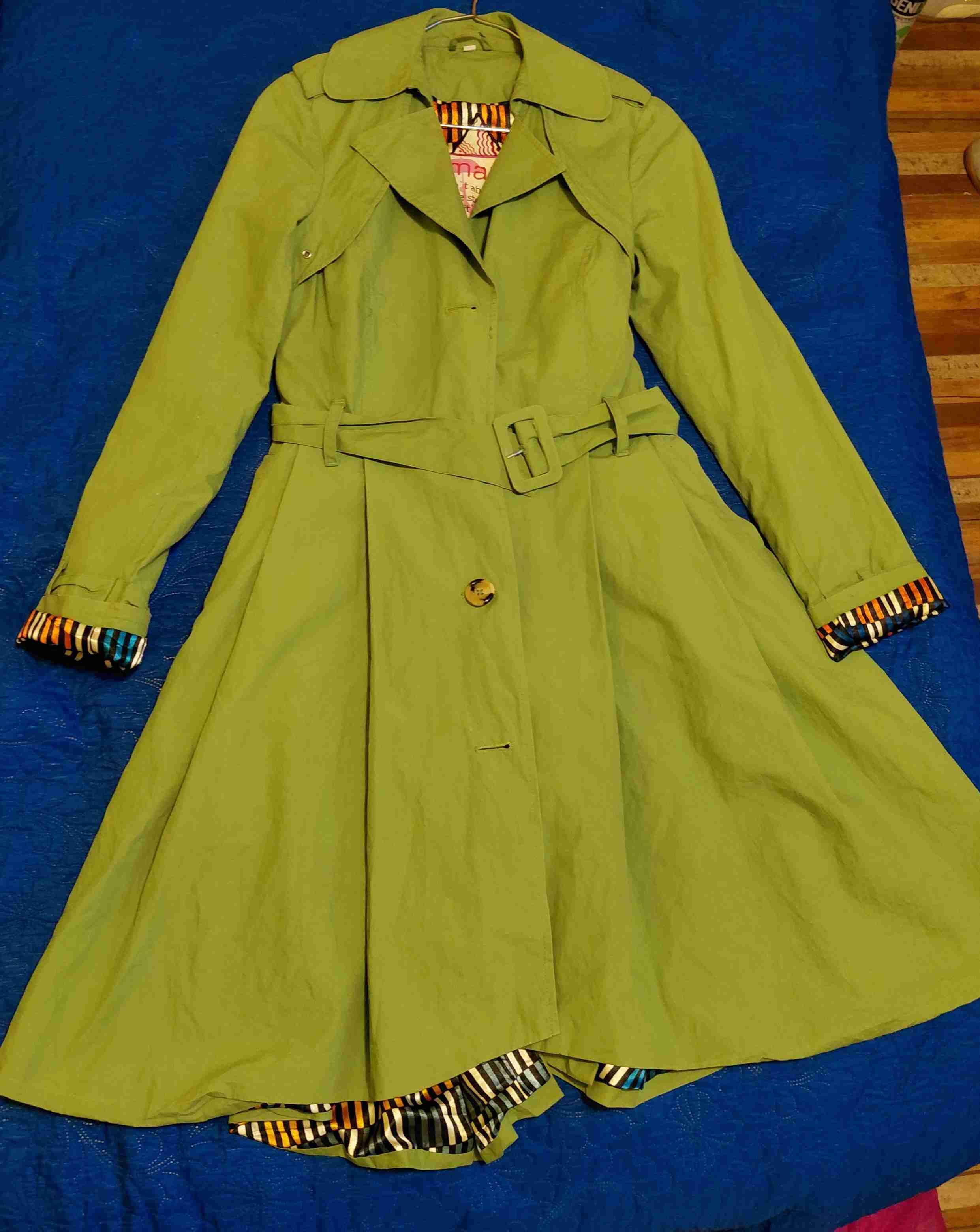 Abrigo verde con cinturón - miniatura 2