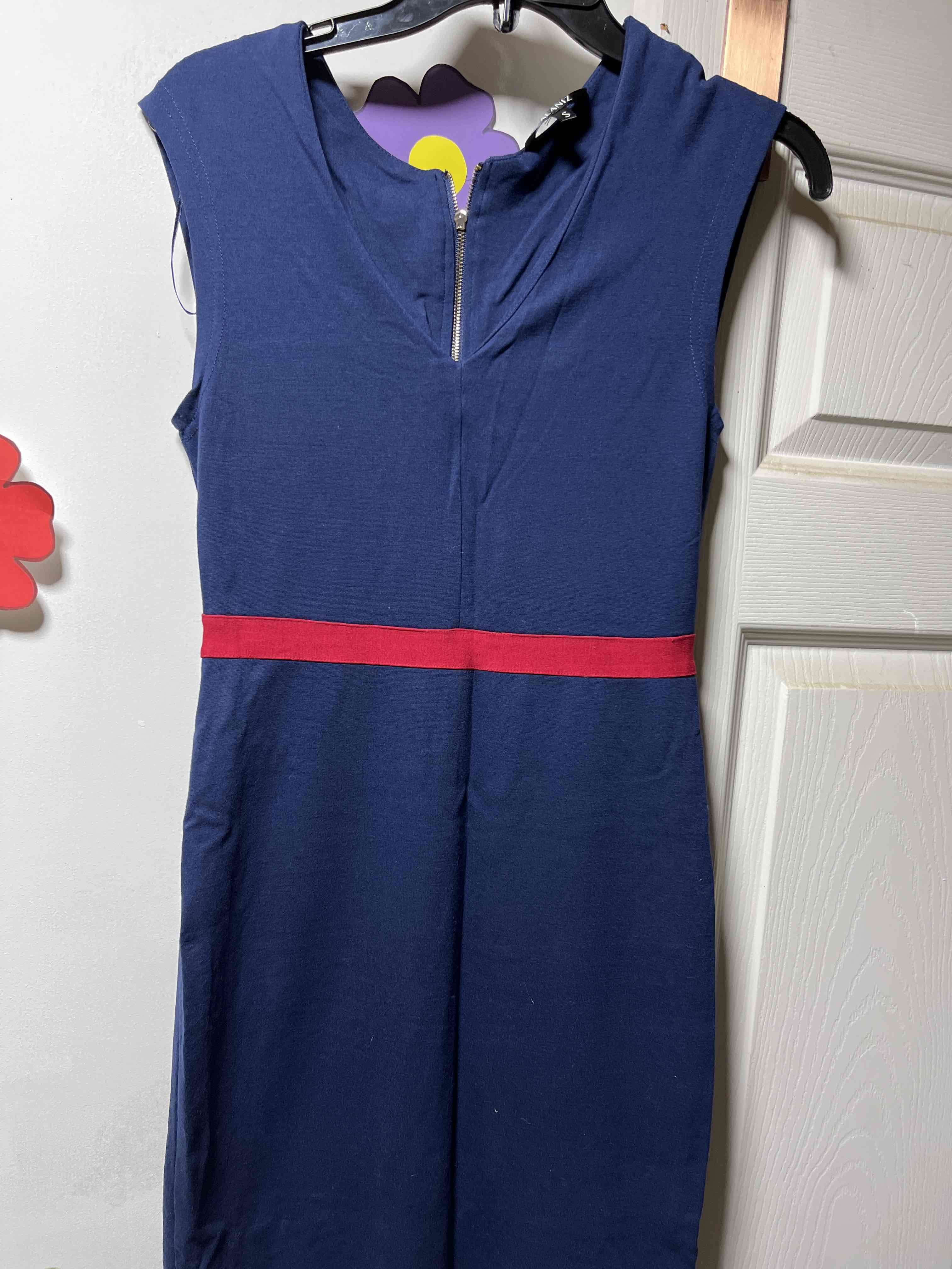 Vestido azul con cinta roja - miniatura 1