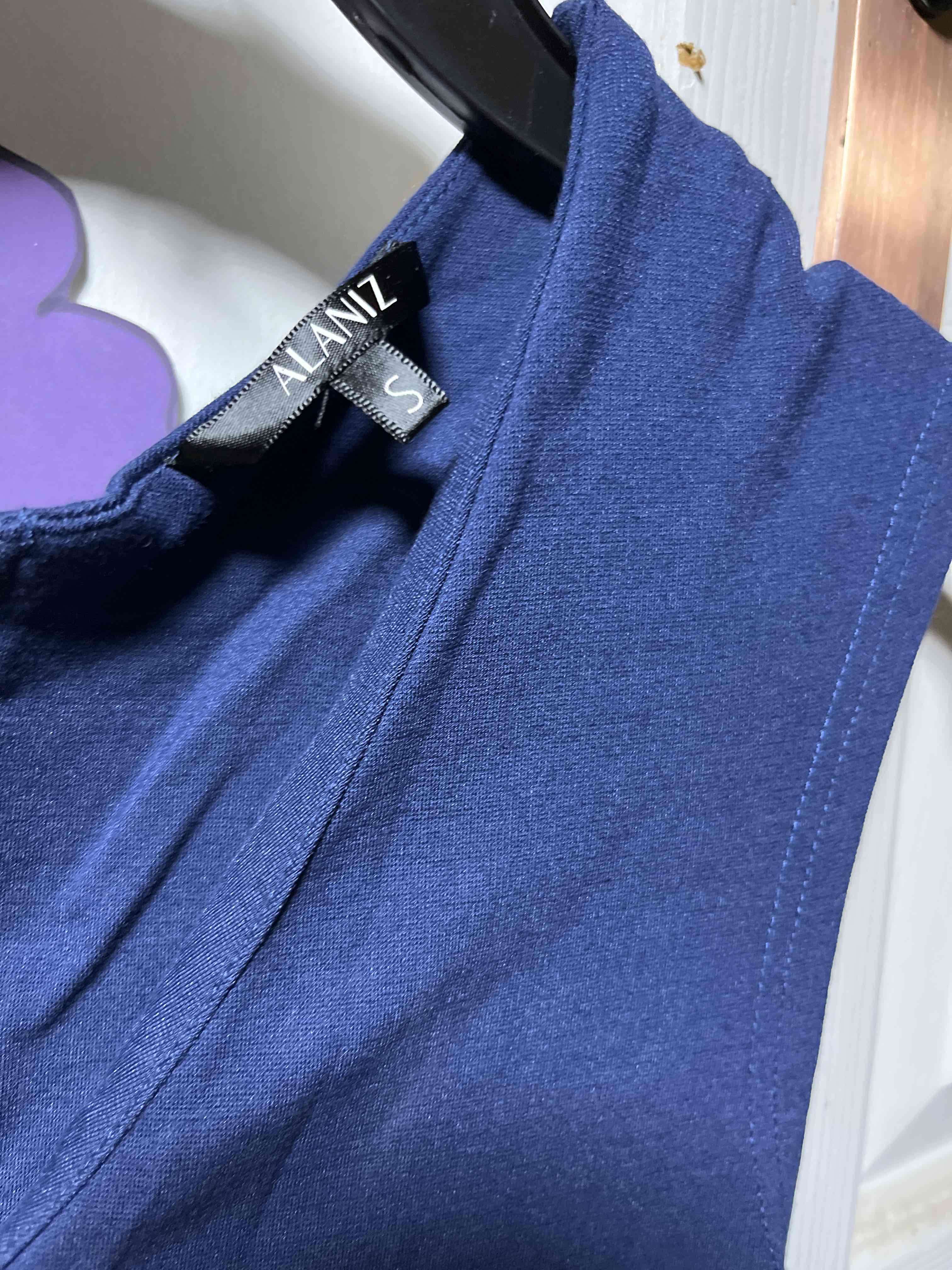 Vestido azul con cinta roja - miniatura 2