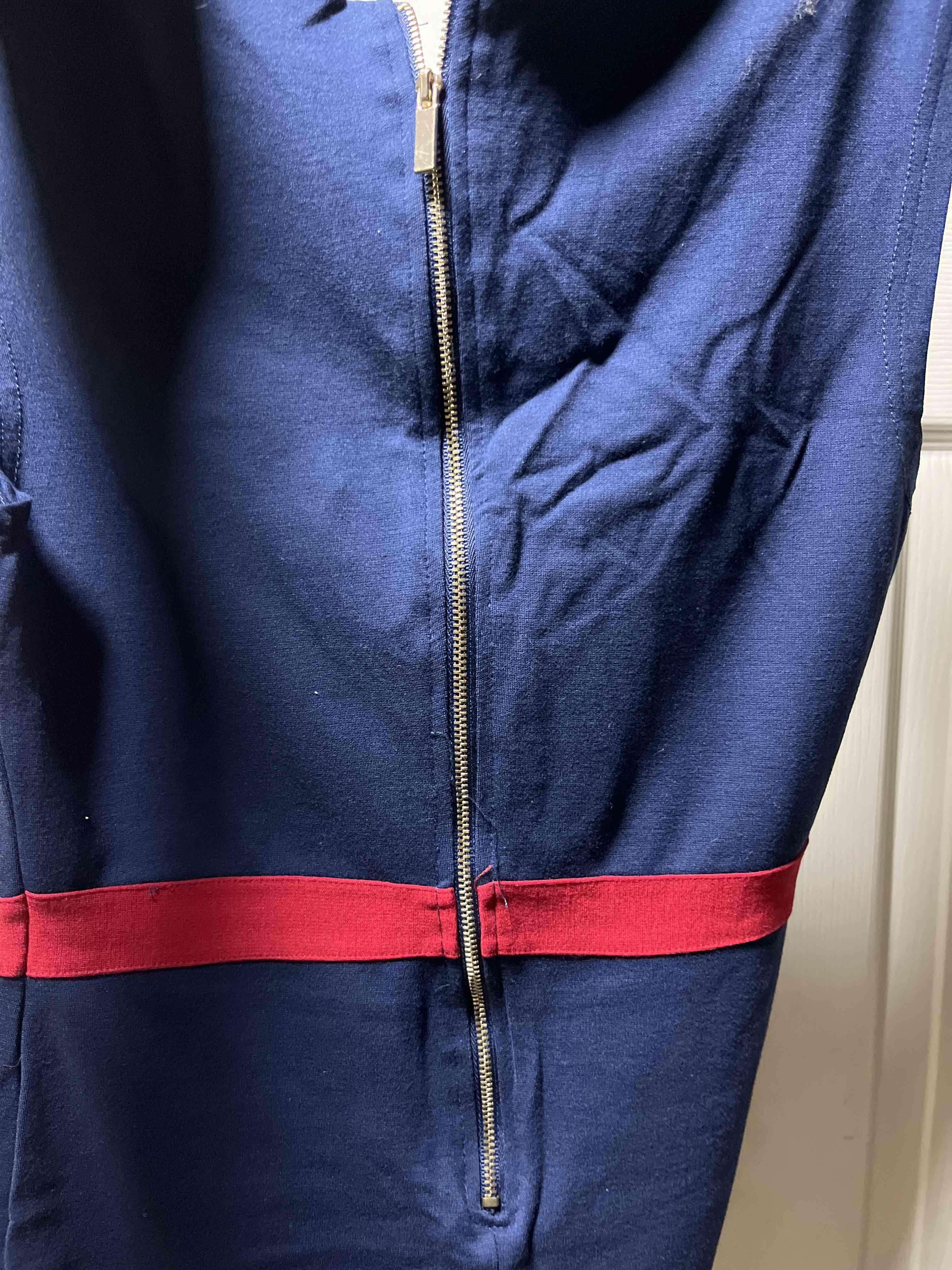 Vestido azul con cinta roja - miniatura 3