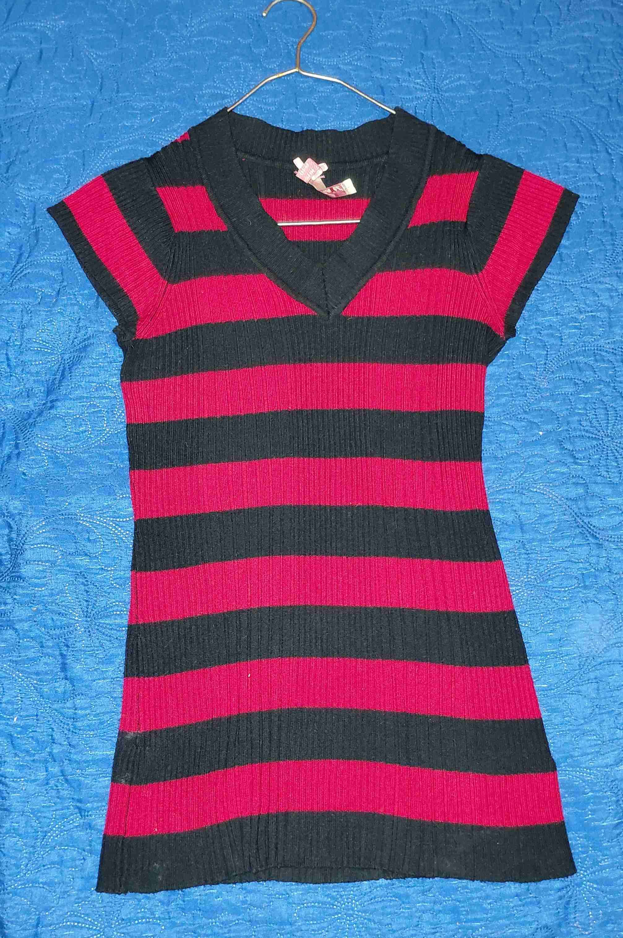 Polera a rayas negra y roja