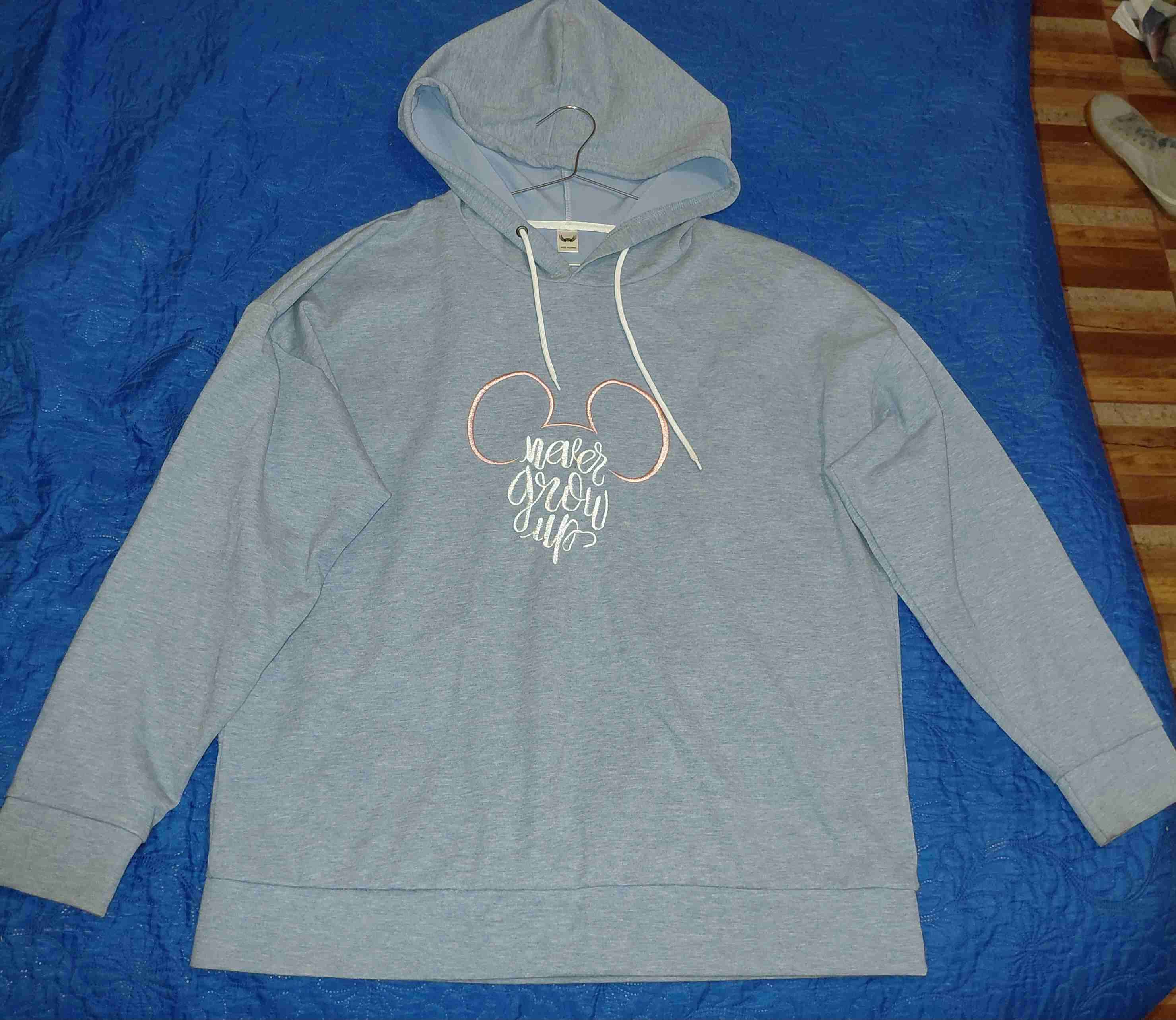 Polerón gris con capucha estampada