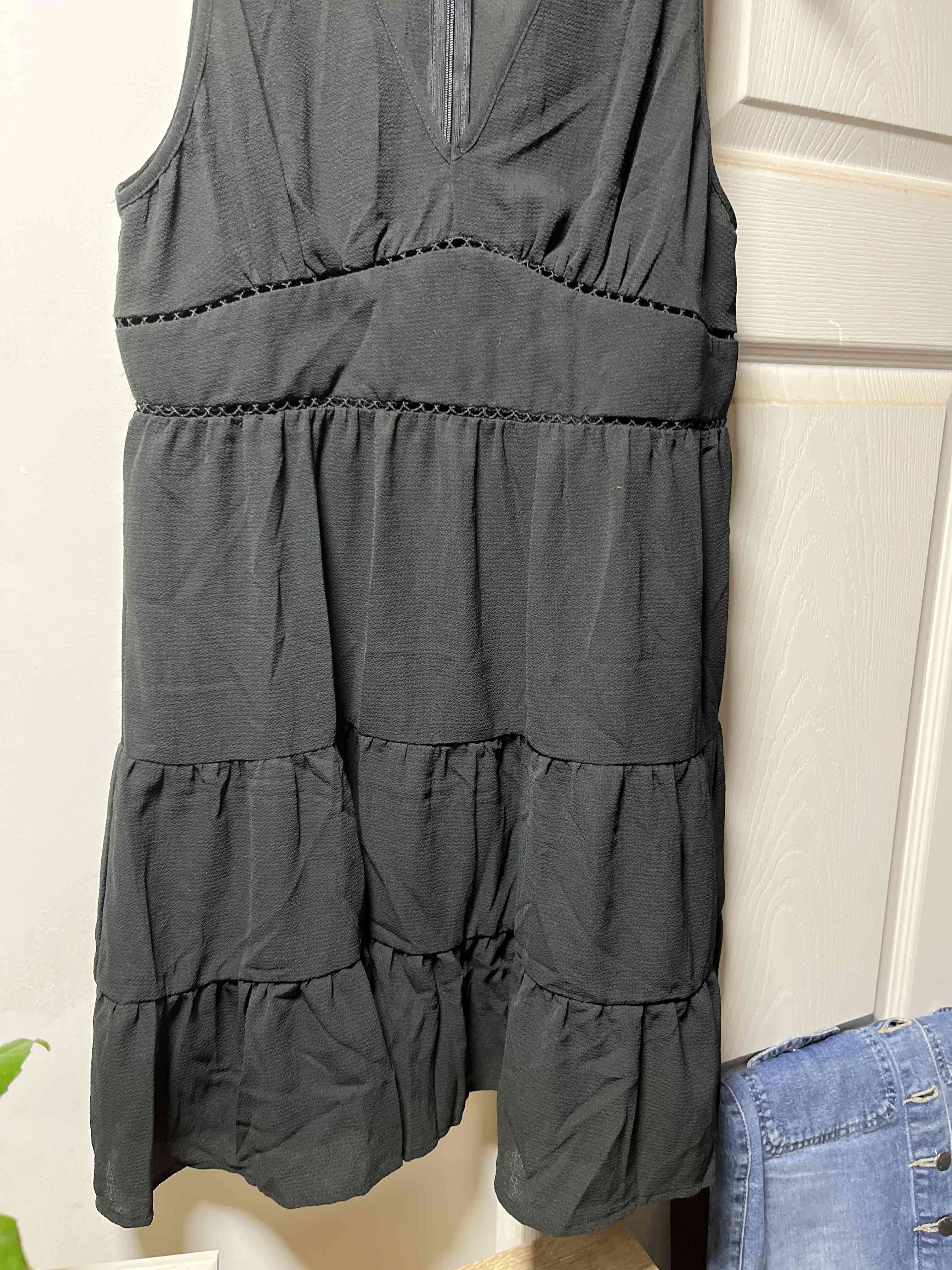 Vestido negro sin mangas - miniatura 2