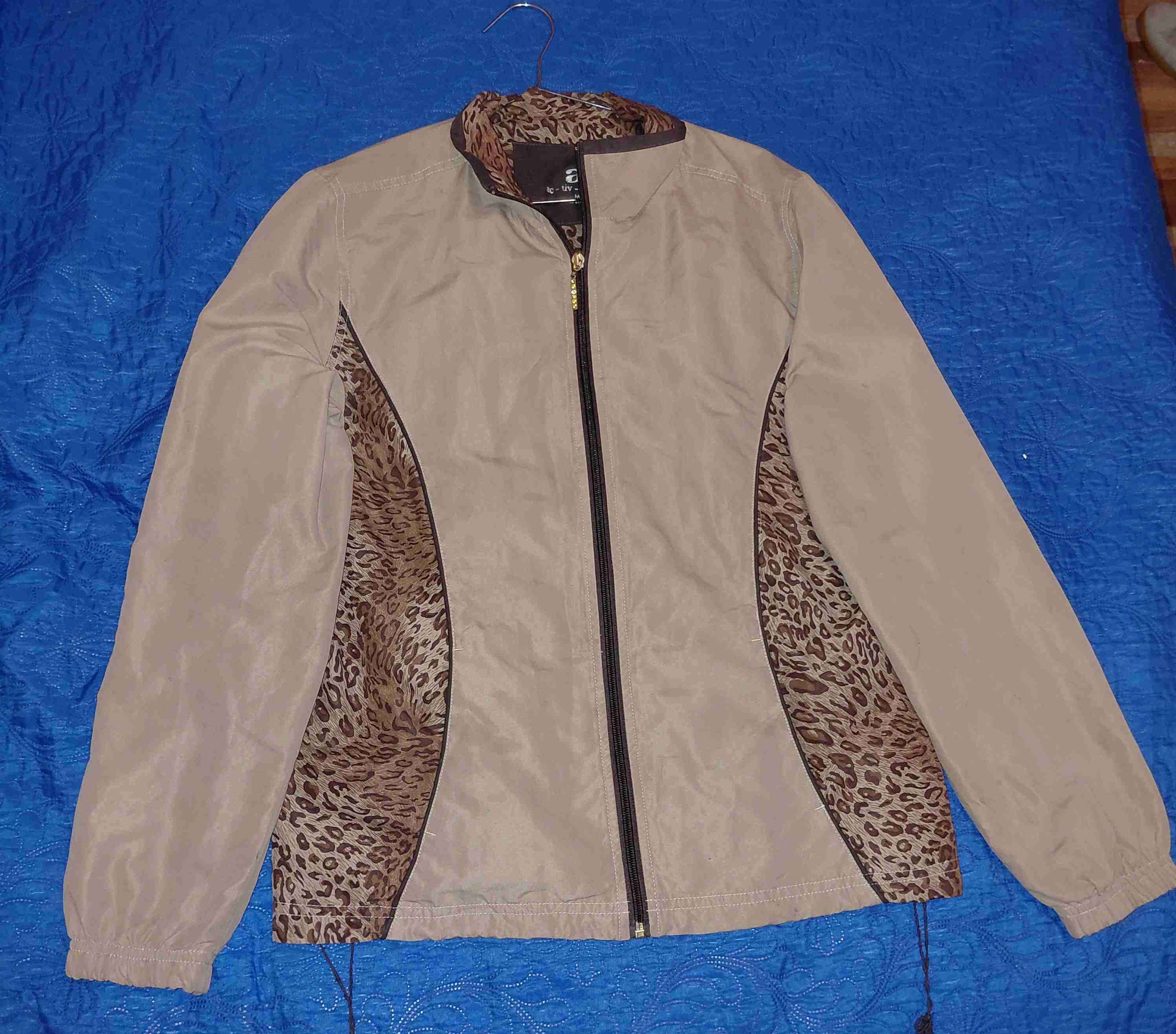 Chaqueta beige con detalles animal print