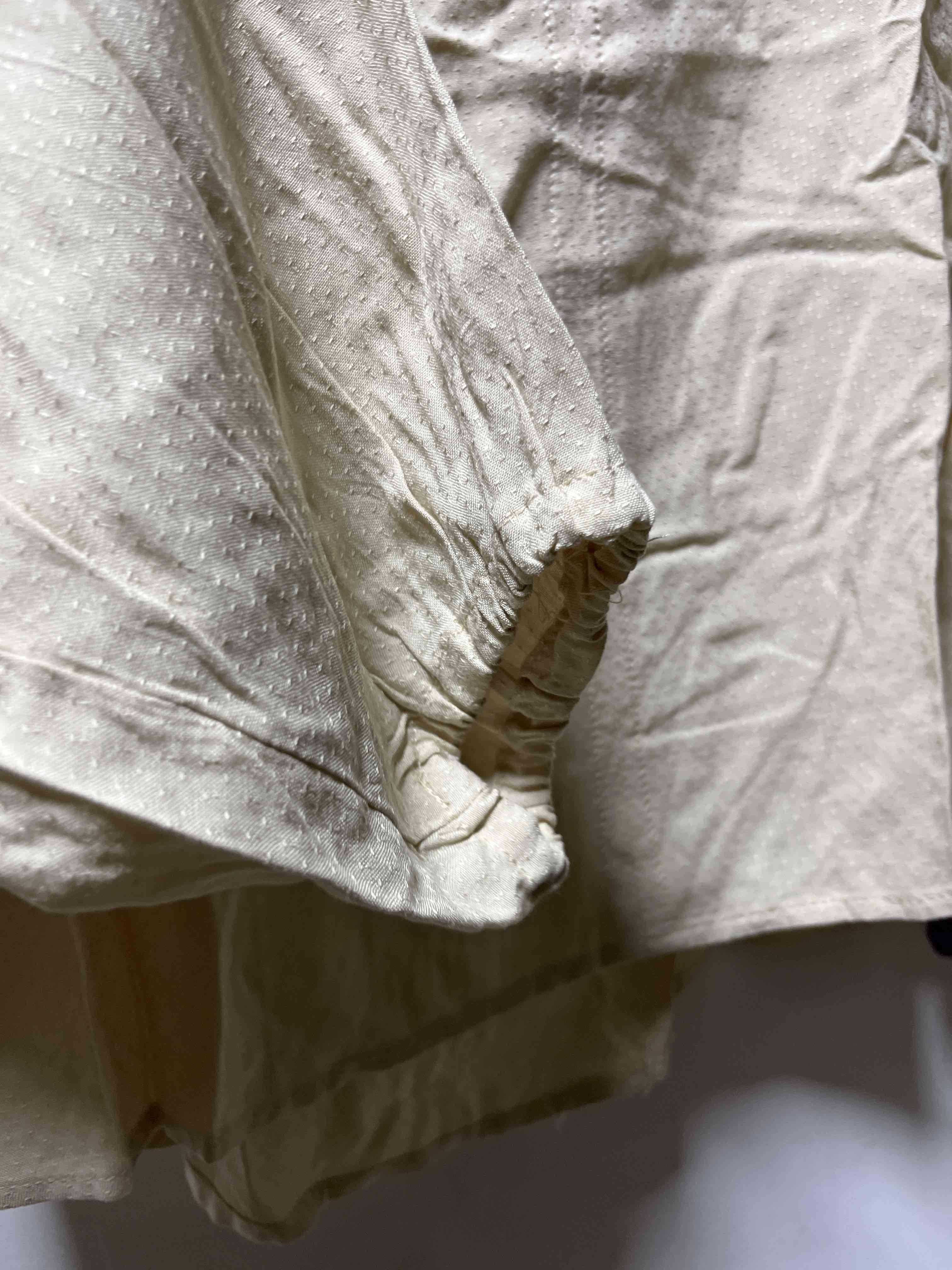 Blusa beige de manga larga - miniatura 2