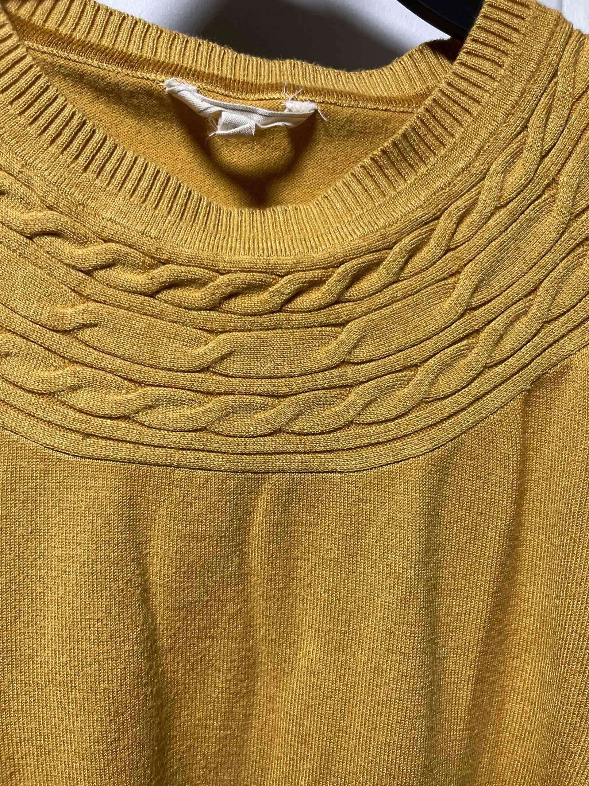 Suéter amarillo con diseño trenzado - miniatura 2