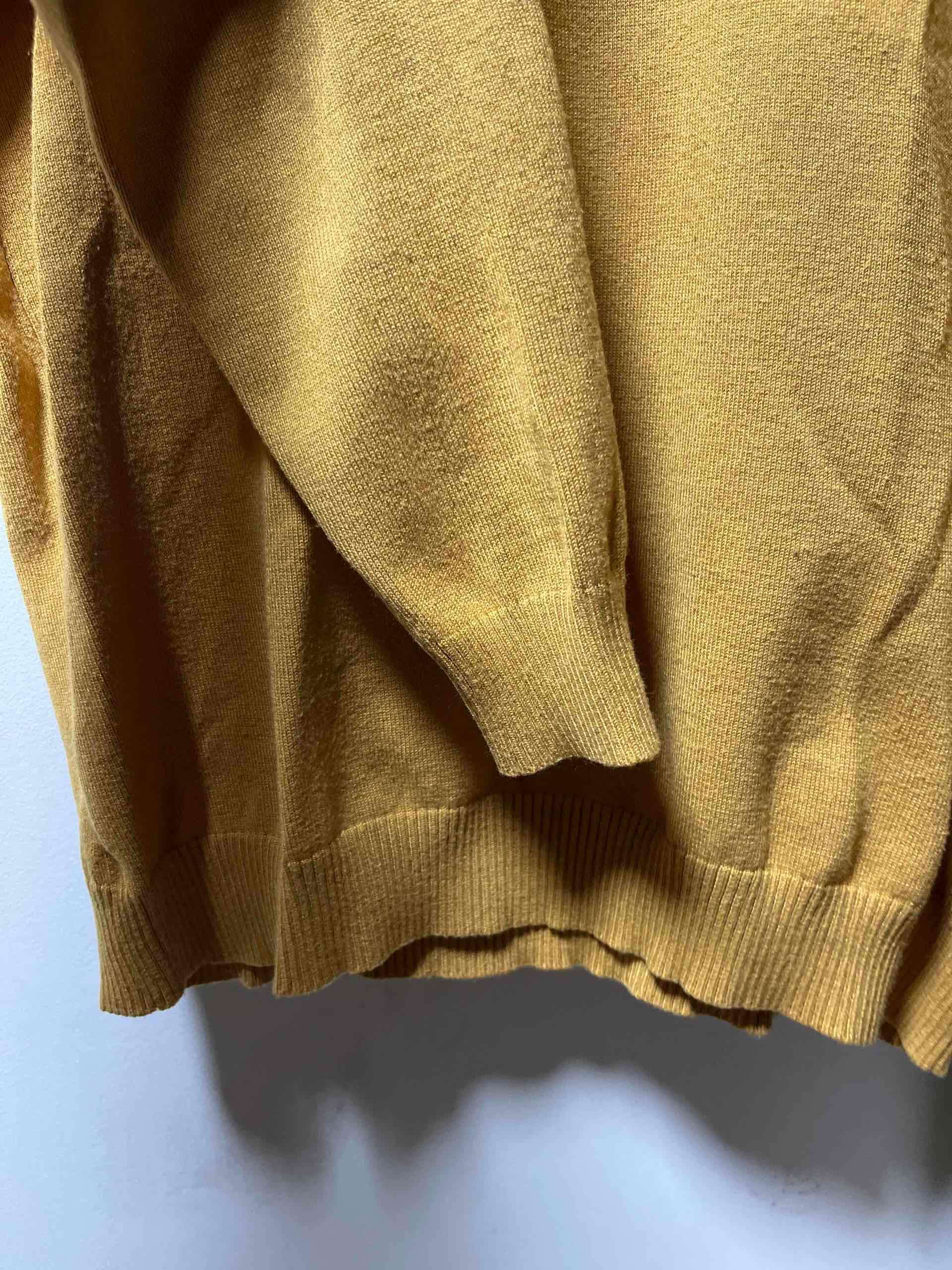 Suéter amarillo con diseño trenzado - miniatura 3