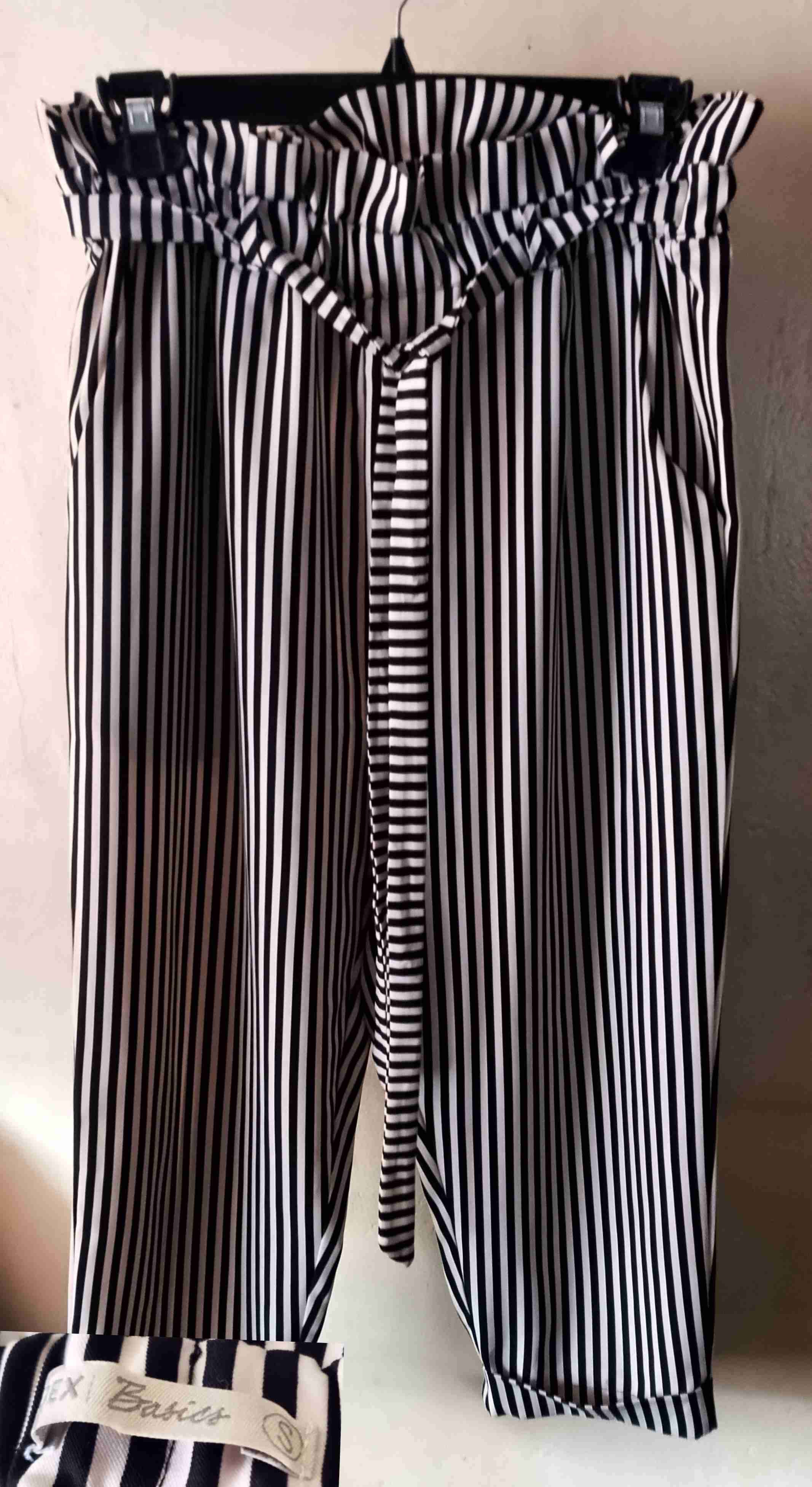 Pantalones rayados en blanco y negro