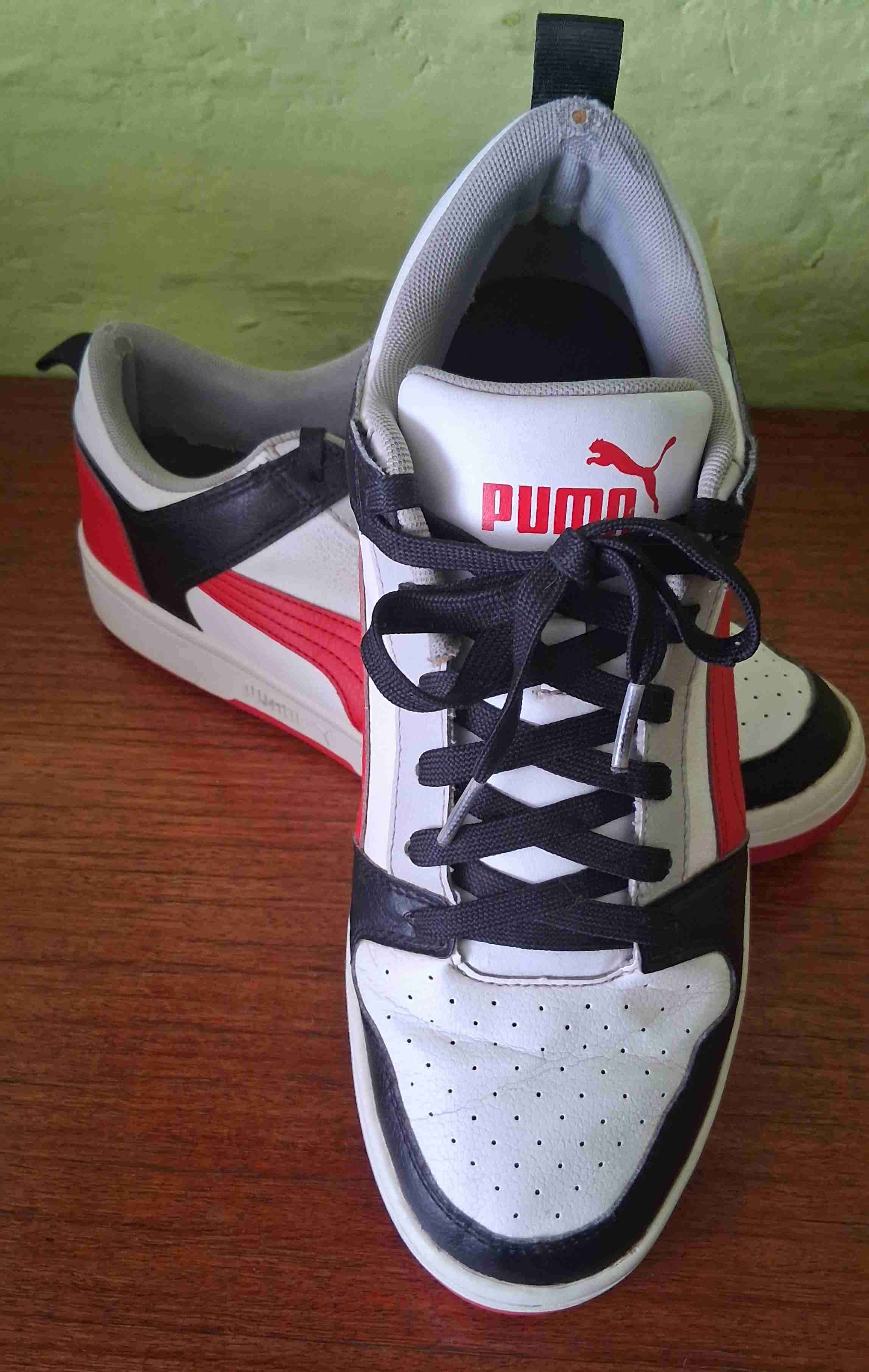 Zapatillas Puma blancas con negro y rojo Talla 43
