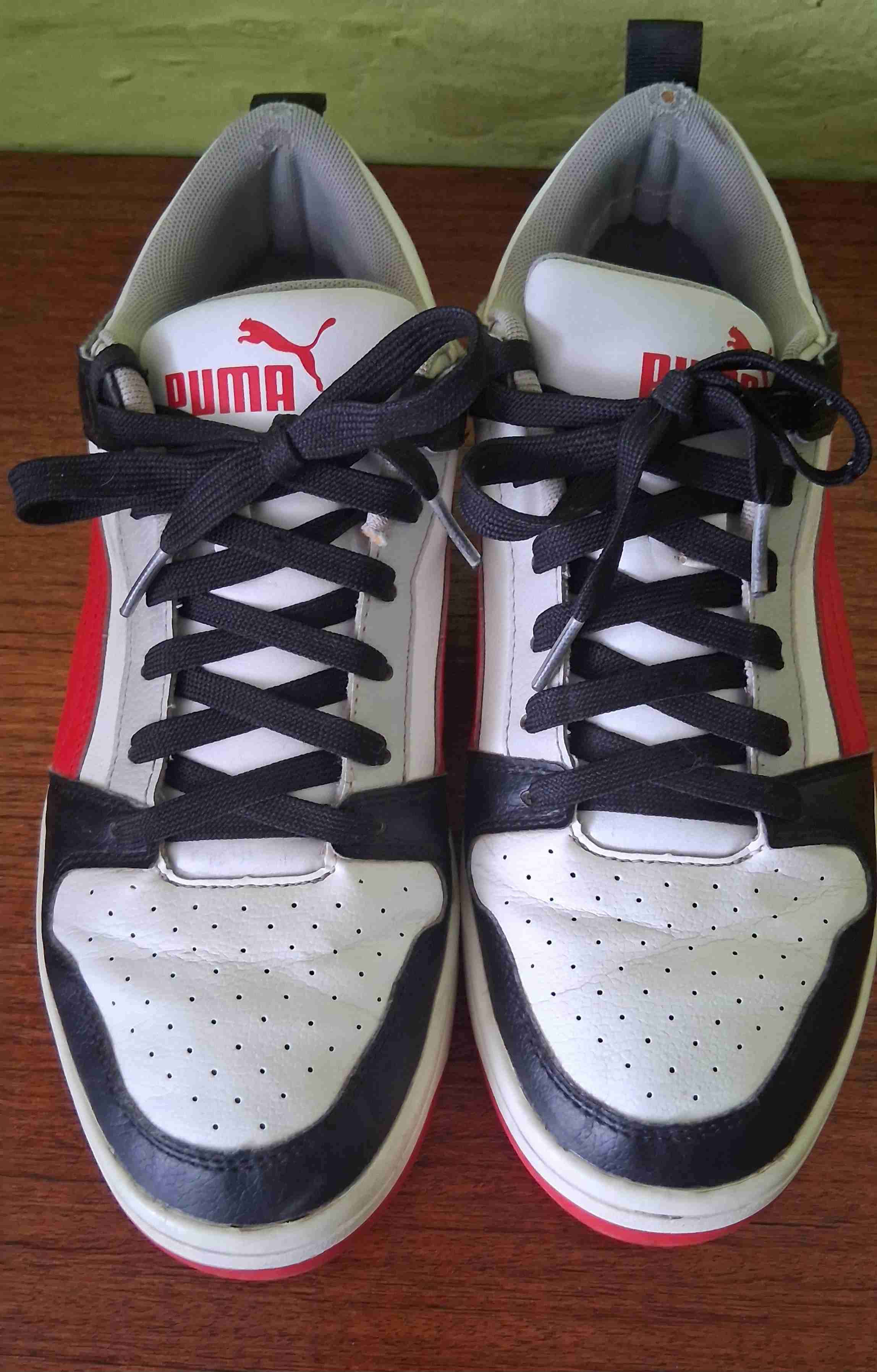 Zapatillas Puma blancas con negro y rojo Talla 43 - miniatura 2