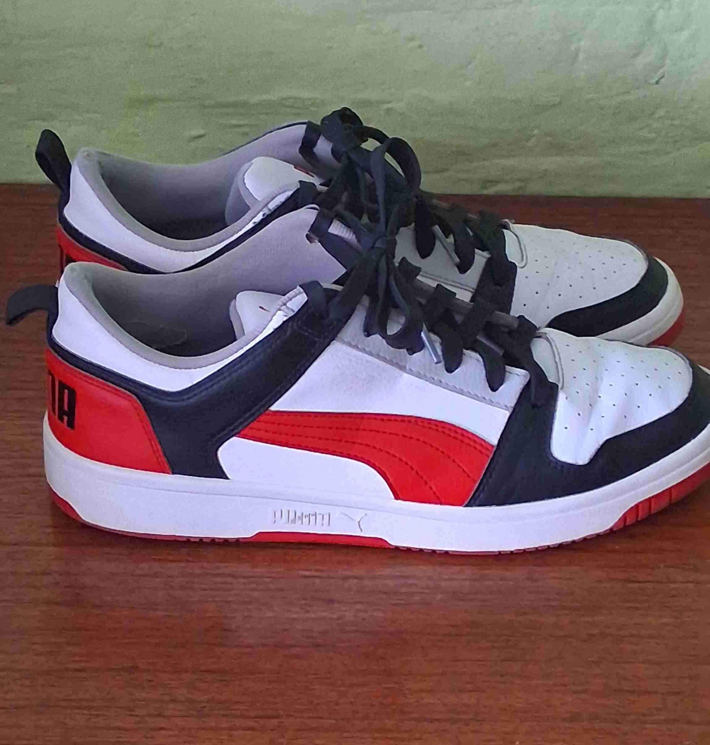 Zapatillas Puma blancas con negro y rojo Talla 43 - miniatura 3