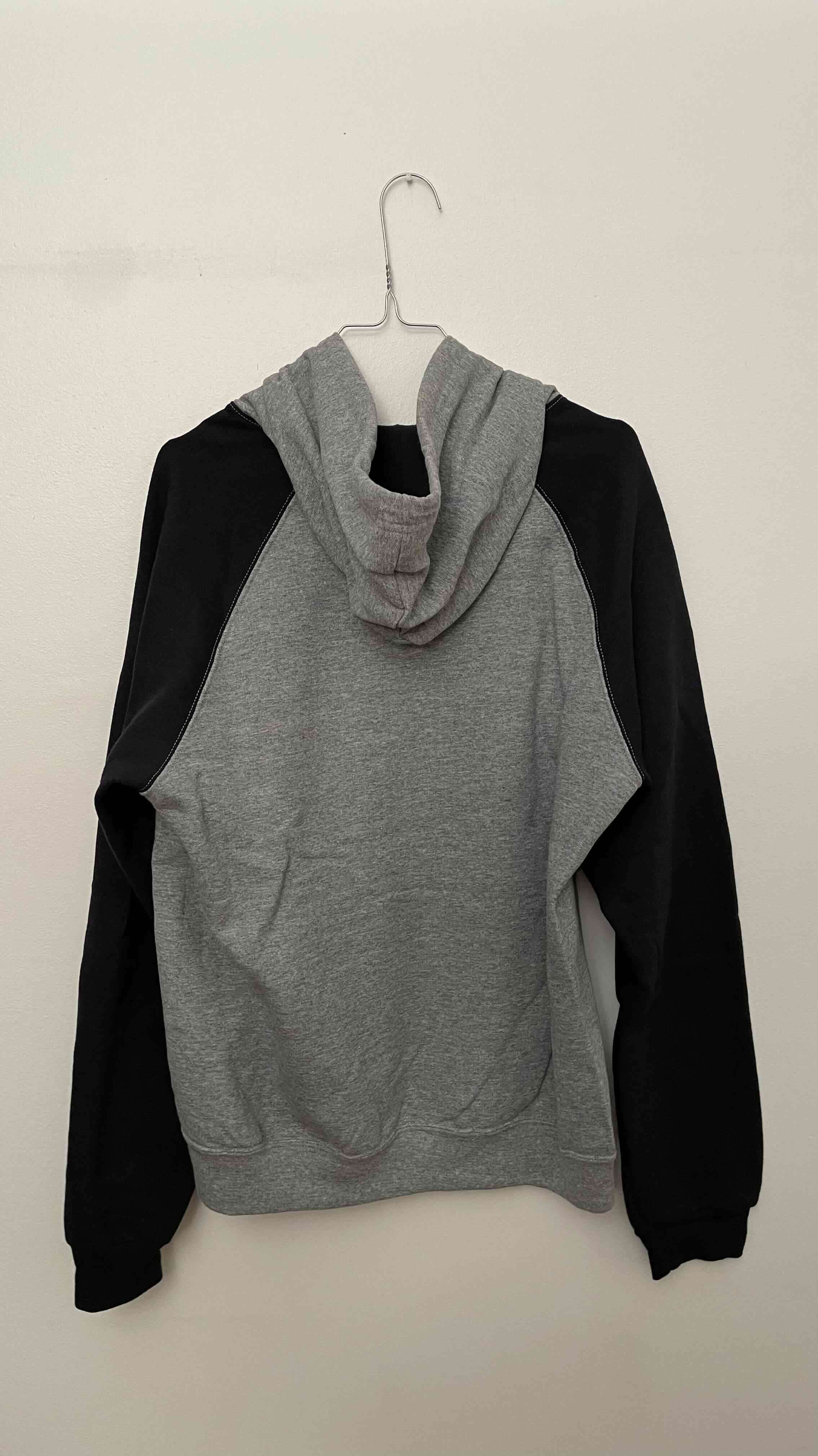 Polerón Hard Rock gris y negro - miniatura 2