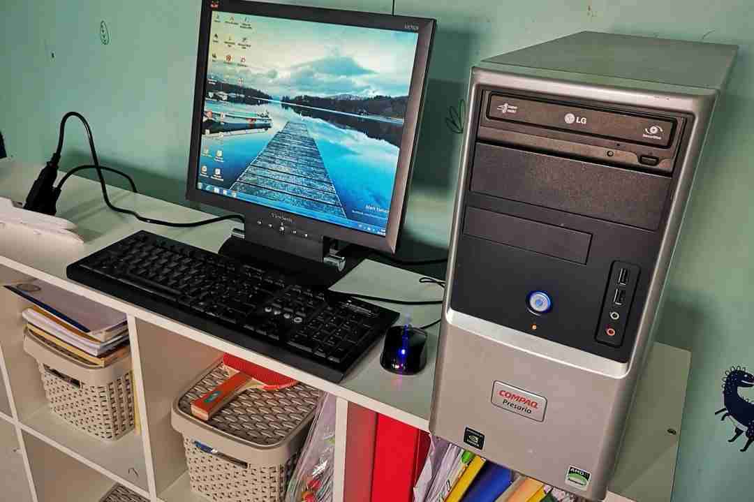 Computador escritorio con monitor COMPAQ