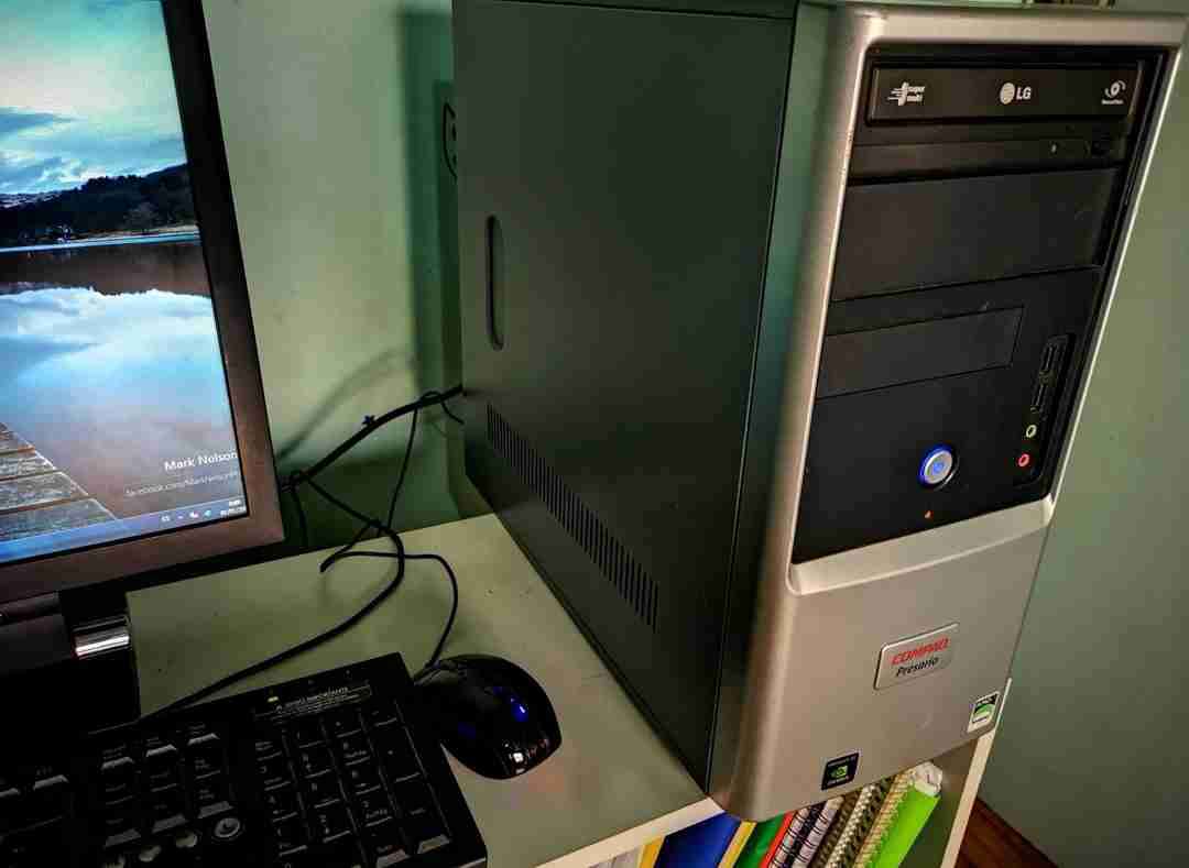 Computador escritorio con monitor COMPAQ - miniatura 3