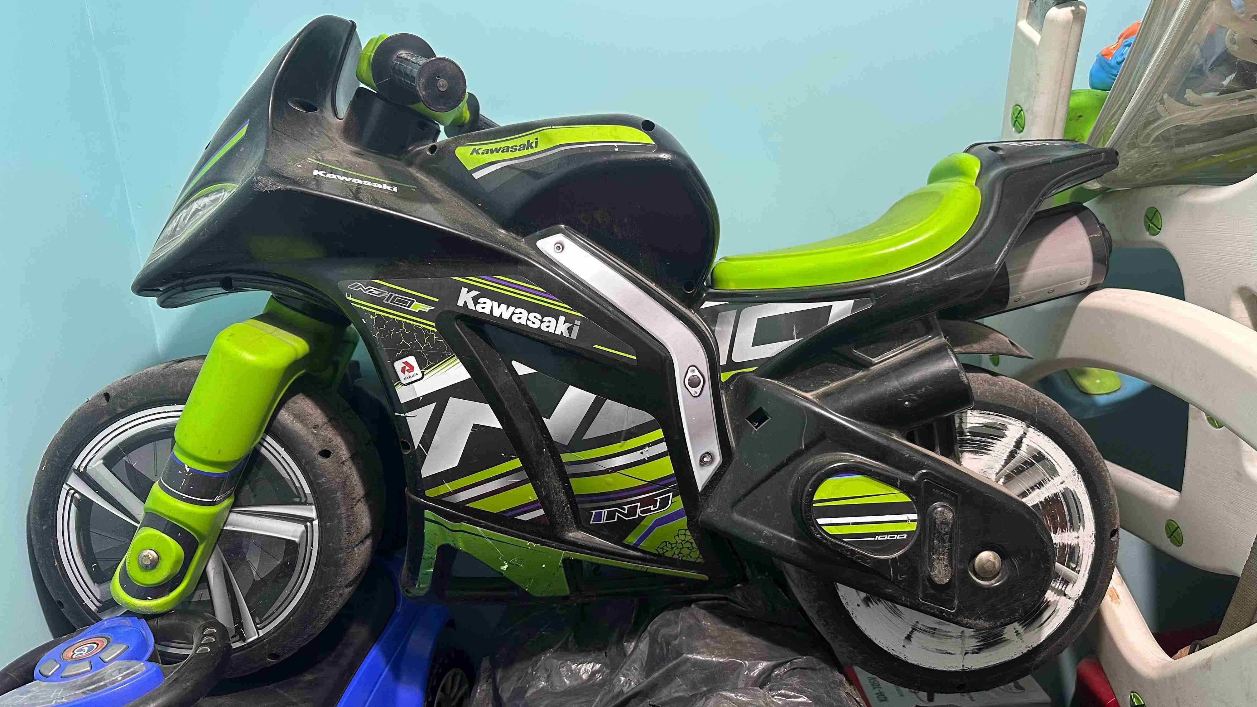 Moto infantil Kawasaki negra y verde - miniatura 1