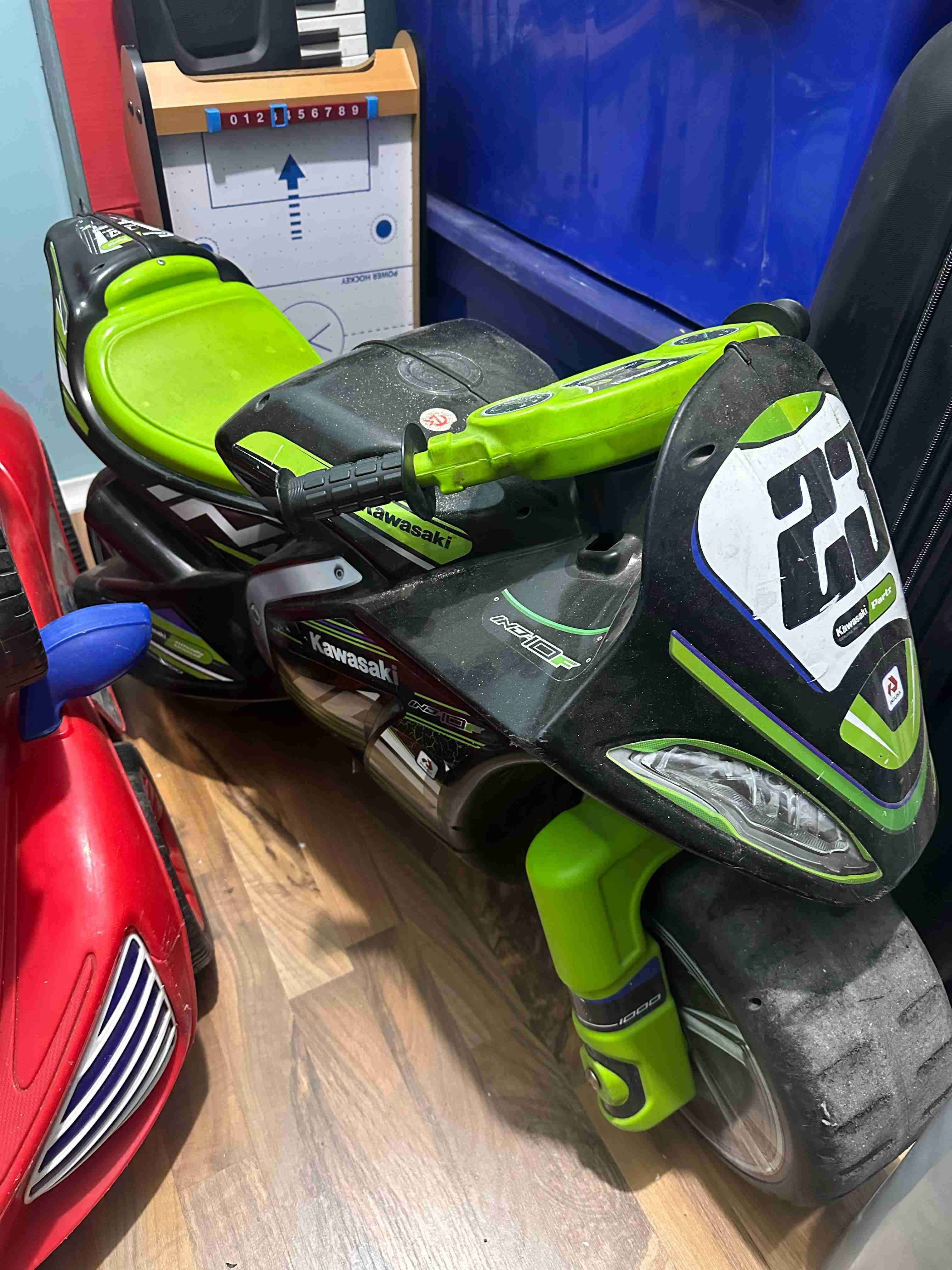 Moto infantil Kawasaki negra y verde - miniatura 2