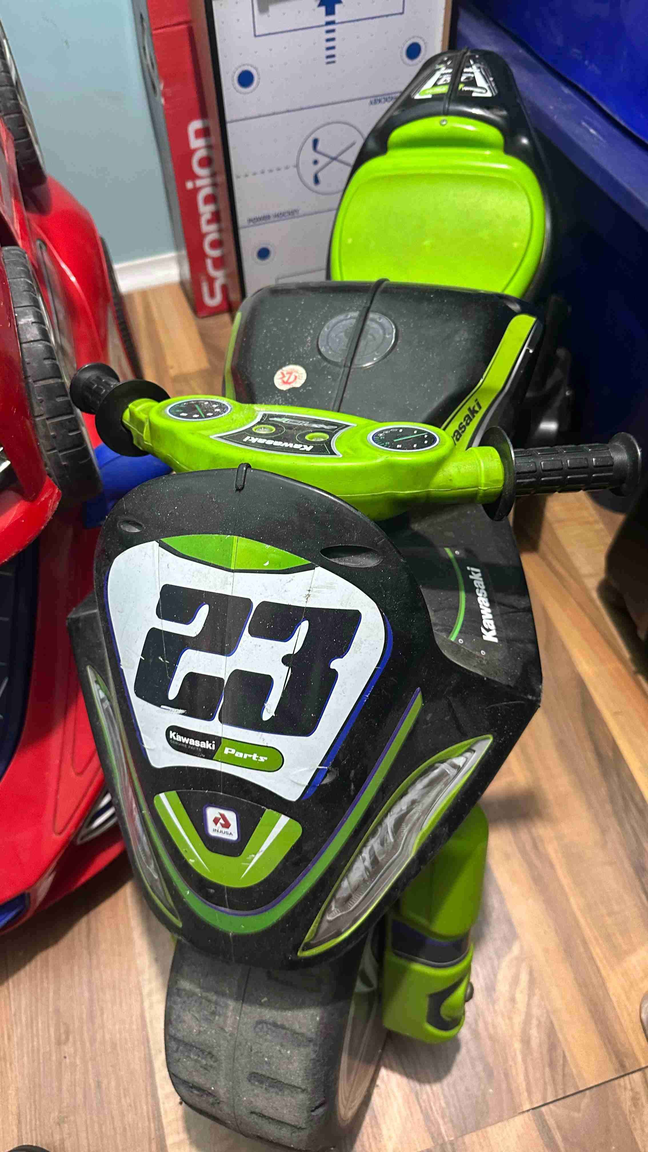 Moto infantil Kawasaki negra y verde - miniatura 3