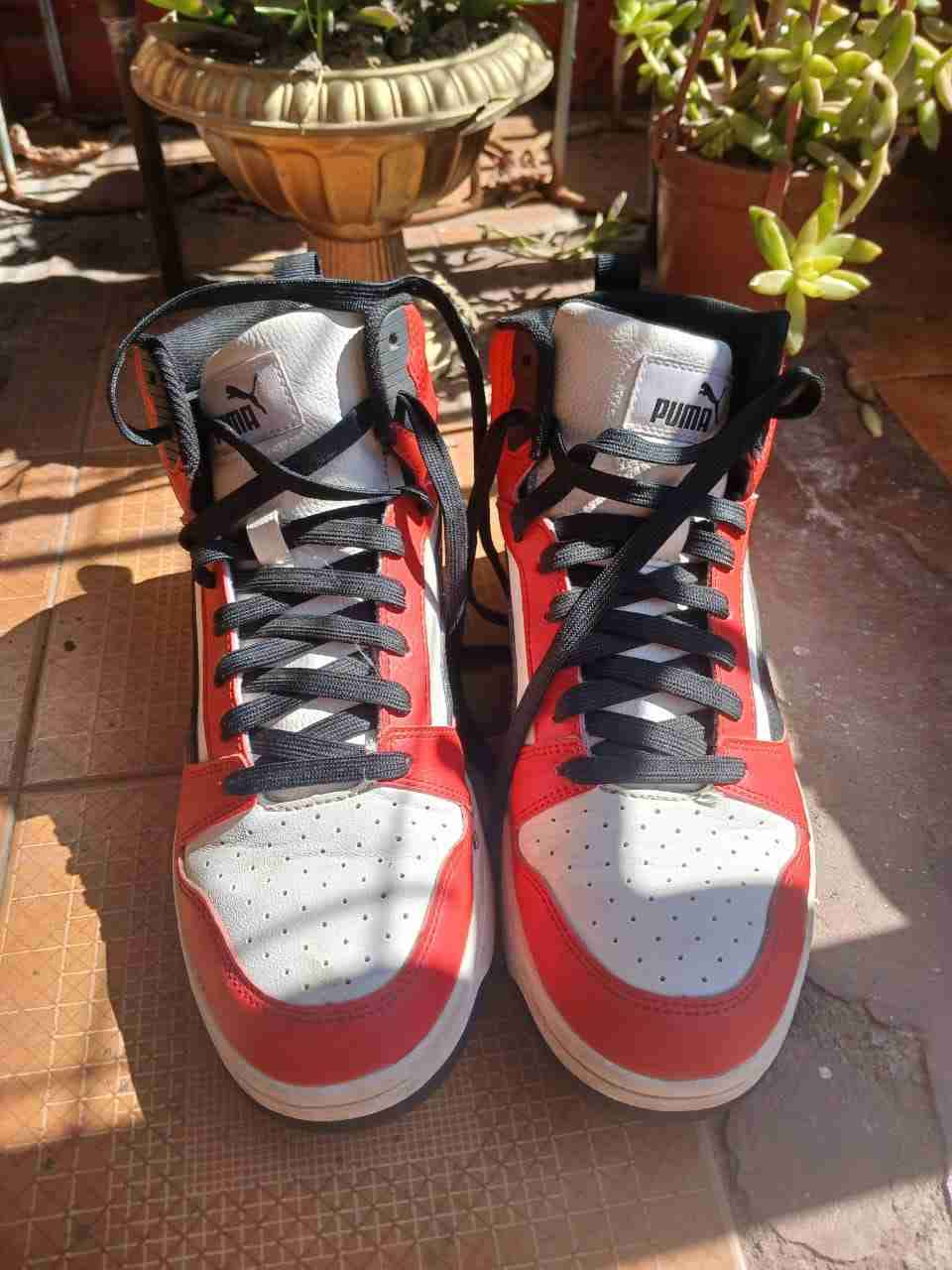 Zapatillas Puma rojas y blancas - miniatura 1