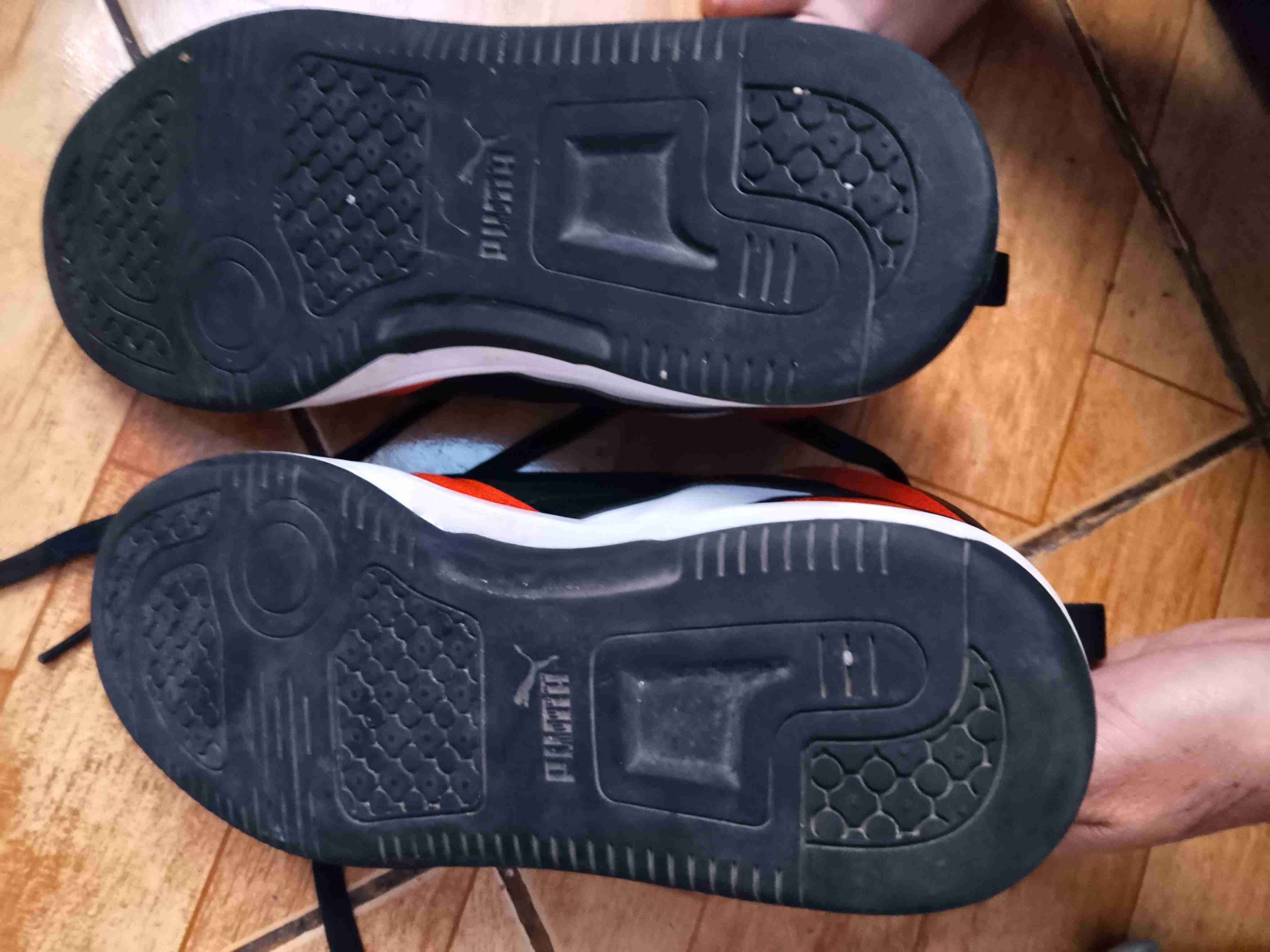 Zapatillas Puma rojas y blancas - miniatura 4