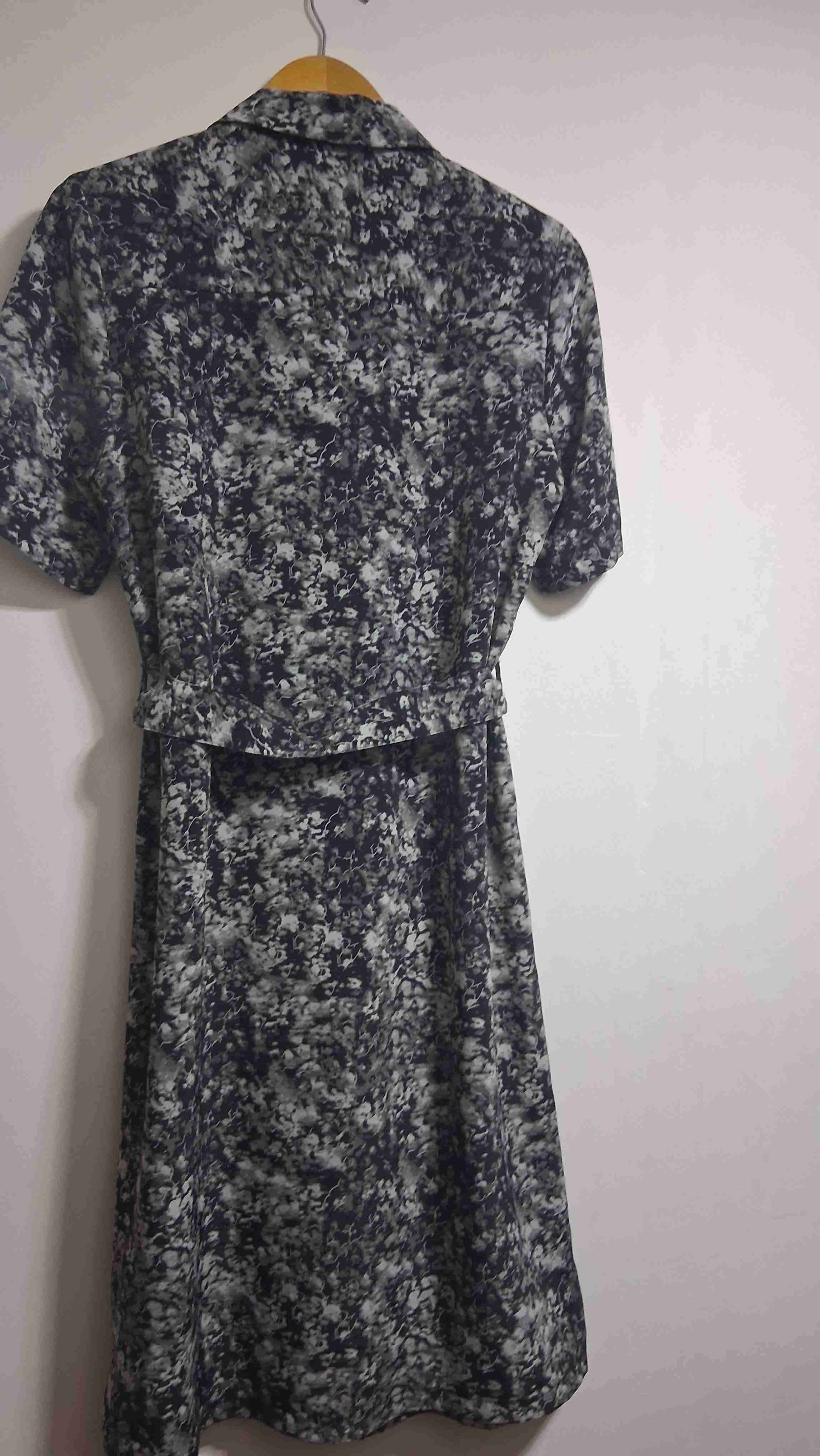Vestido camisero floral negro y blanco. Talla S - miniatura 6