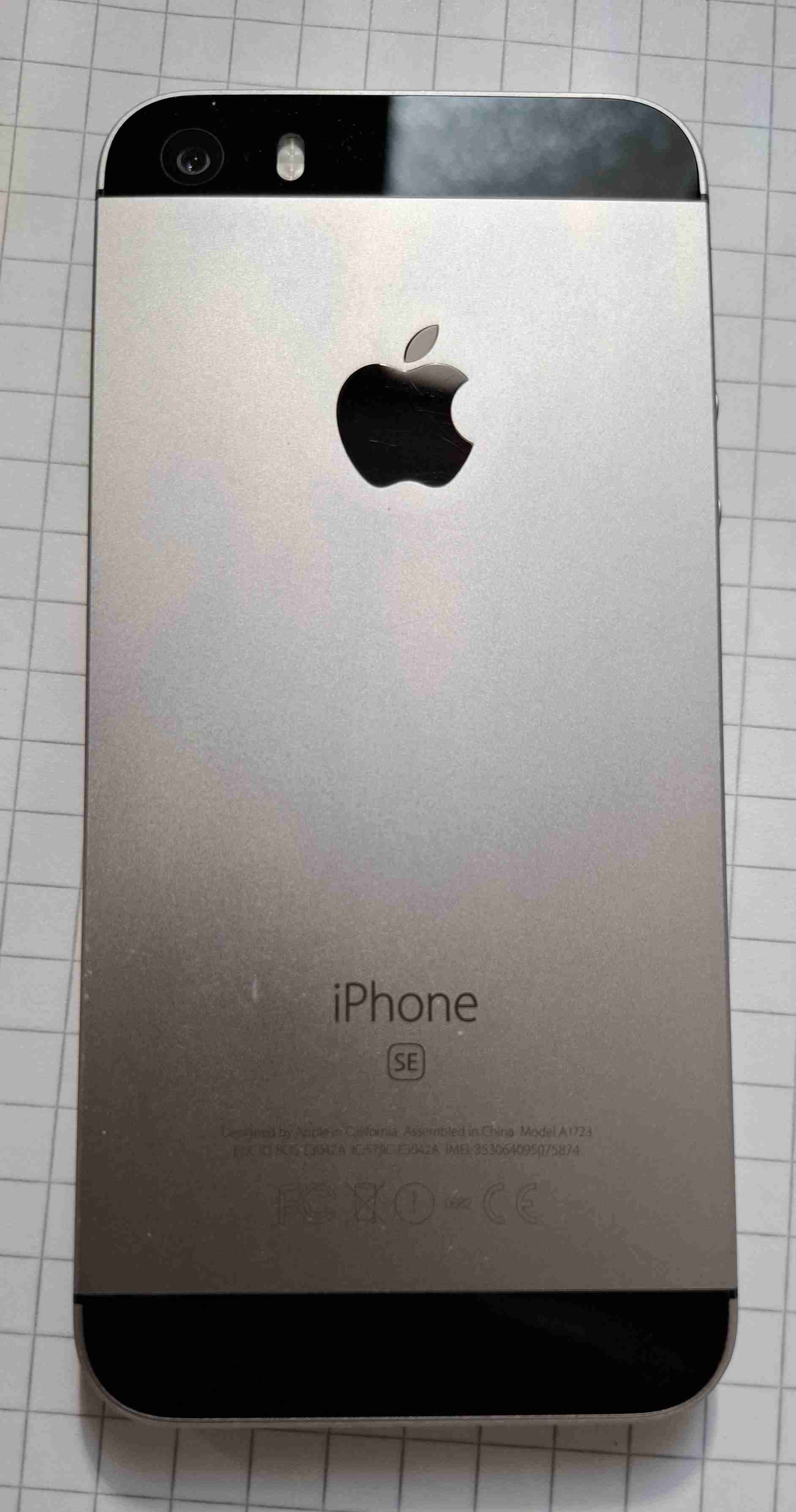 iPhone SE con detalles estéticos - miniatura 2