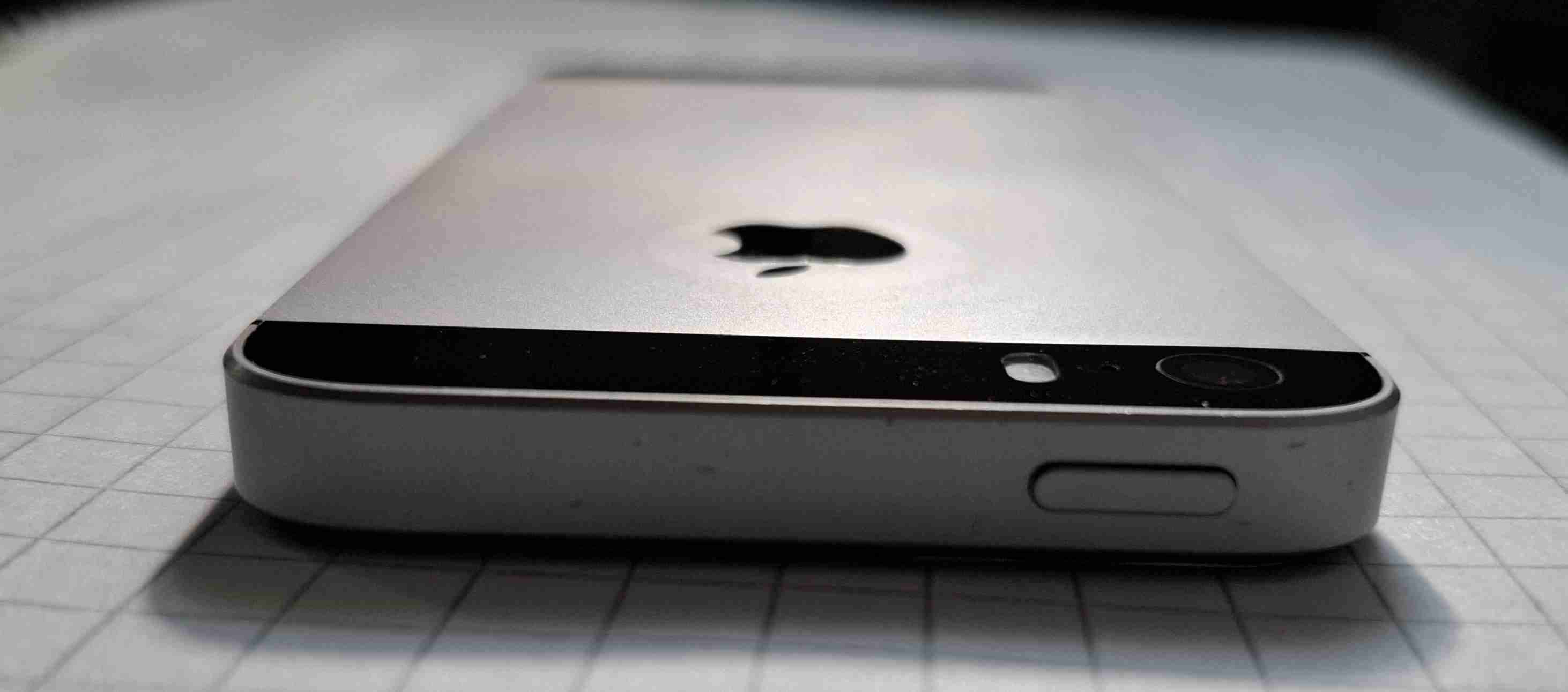 iPhone SE con detalles estéticos - miniatura 3