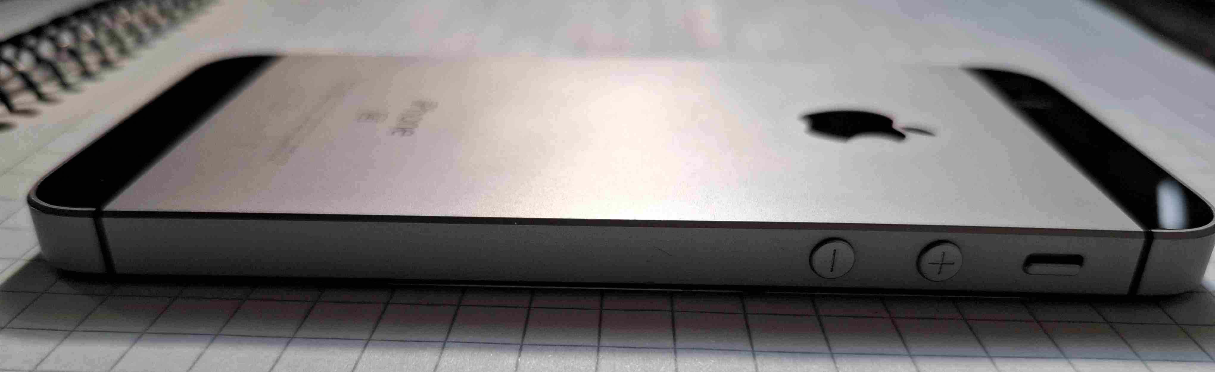 iPhone SE con detalles estéticos - miniatura 4