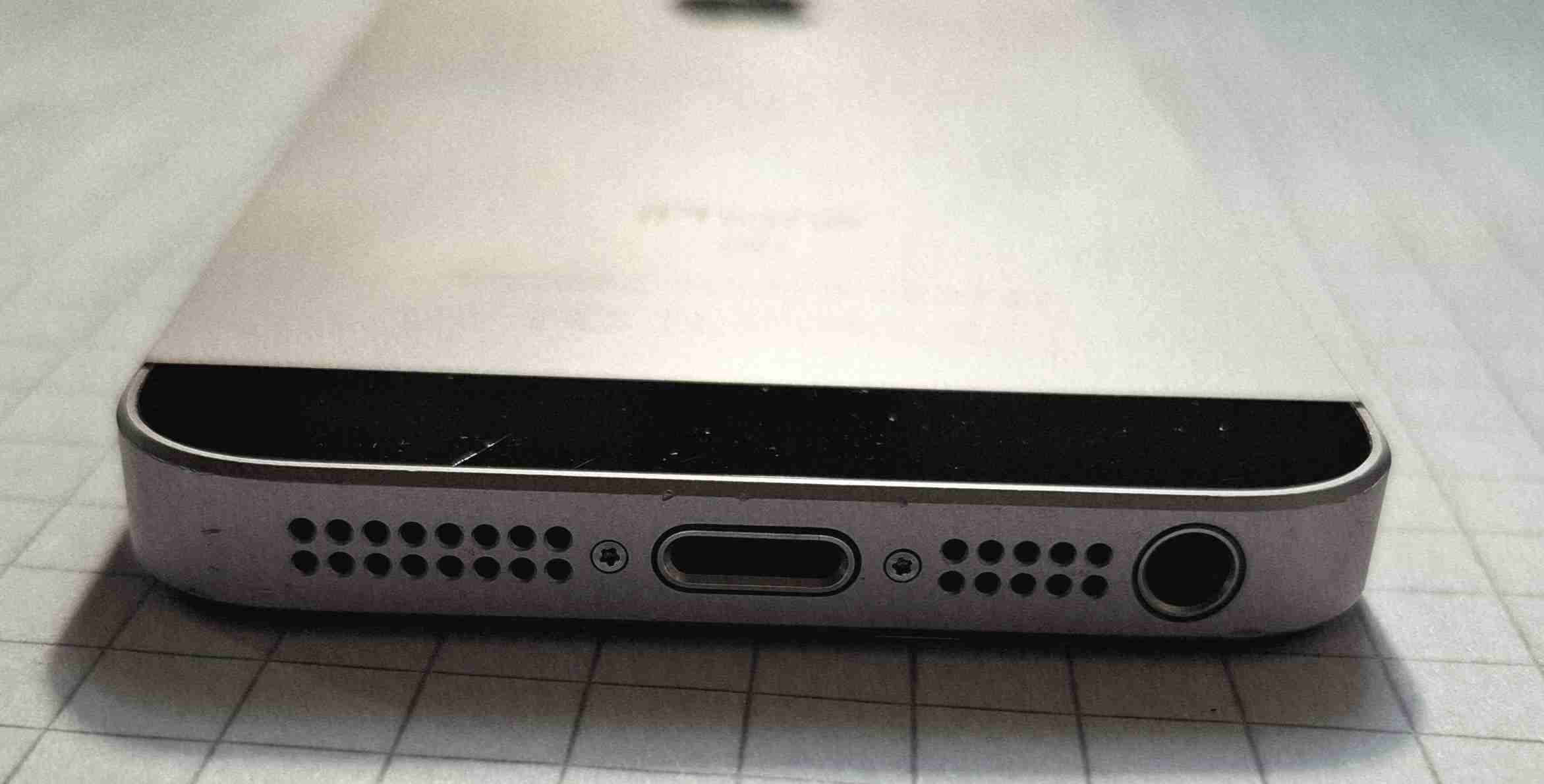 iPhone SE con detalles estéticos - miniatura 5