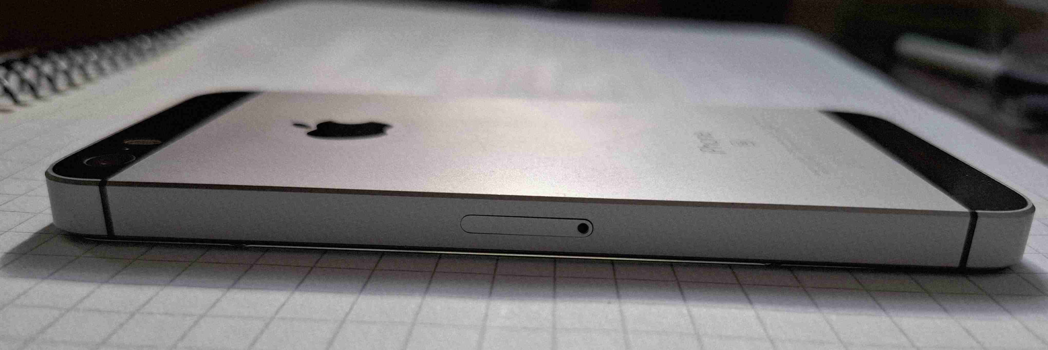 iPhone SE con detalles estéticos - miniatura 6