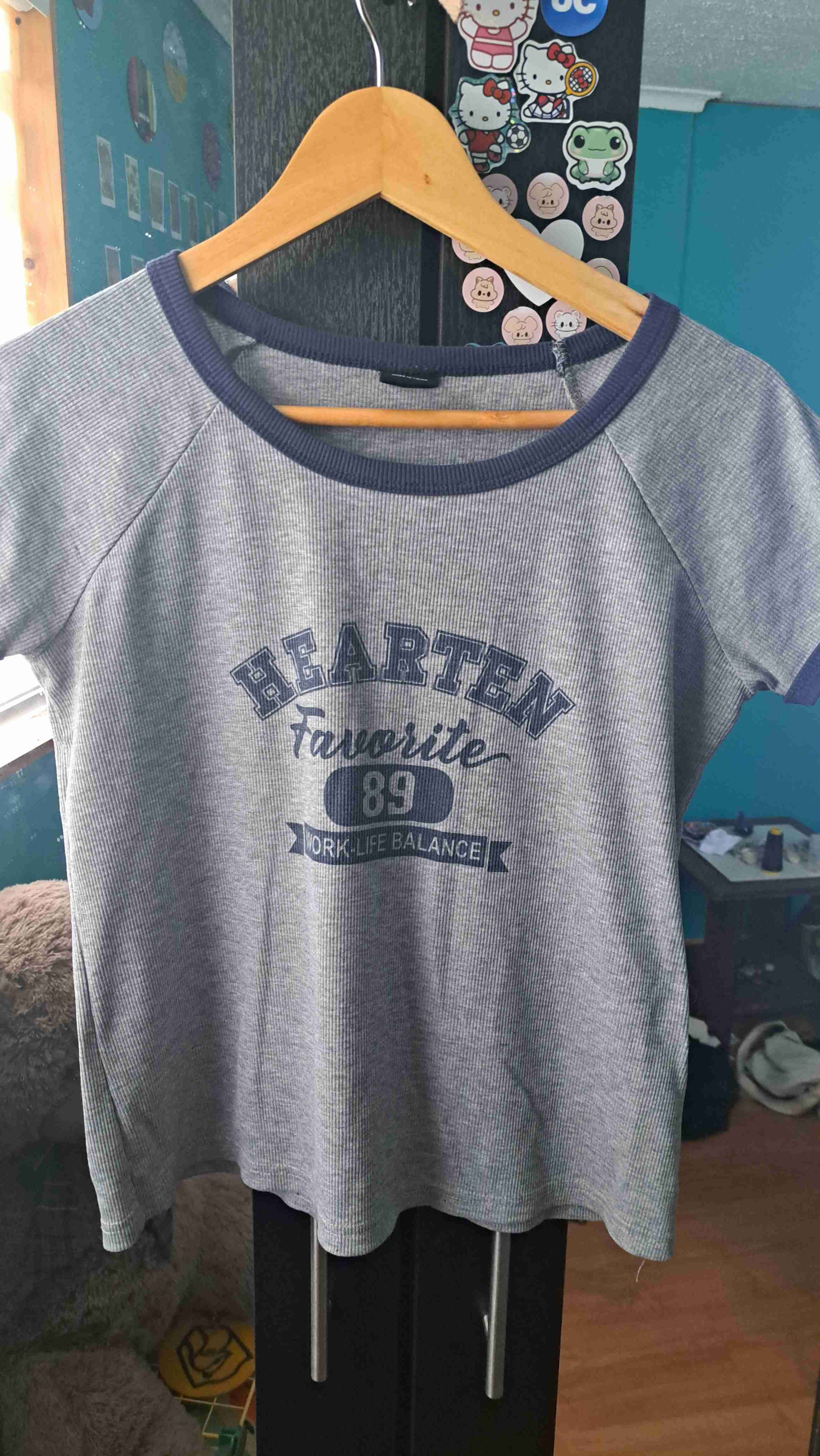 Polera gris con estampado - miniatura 1