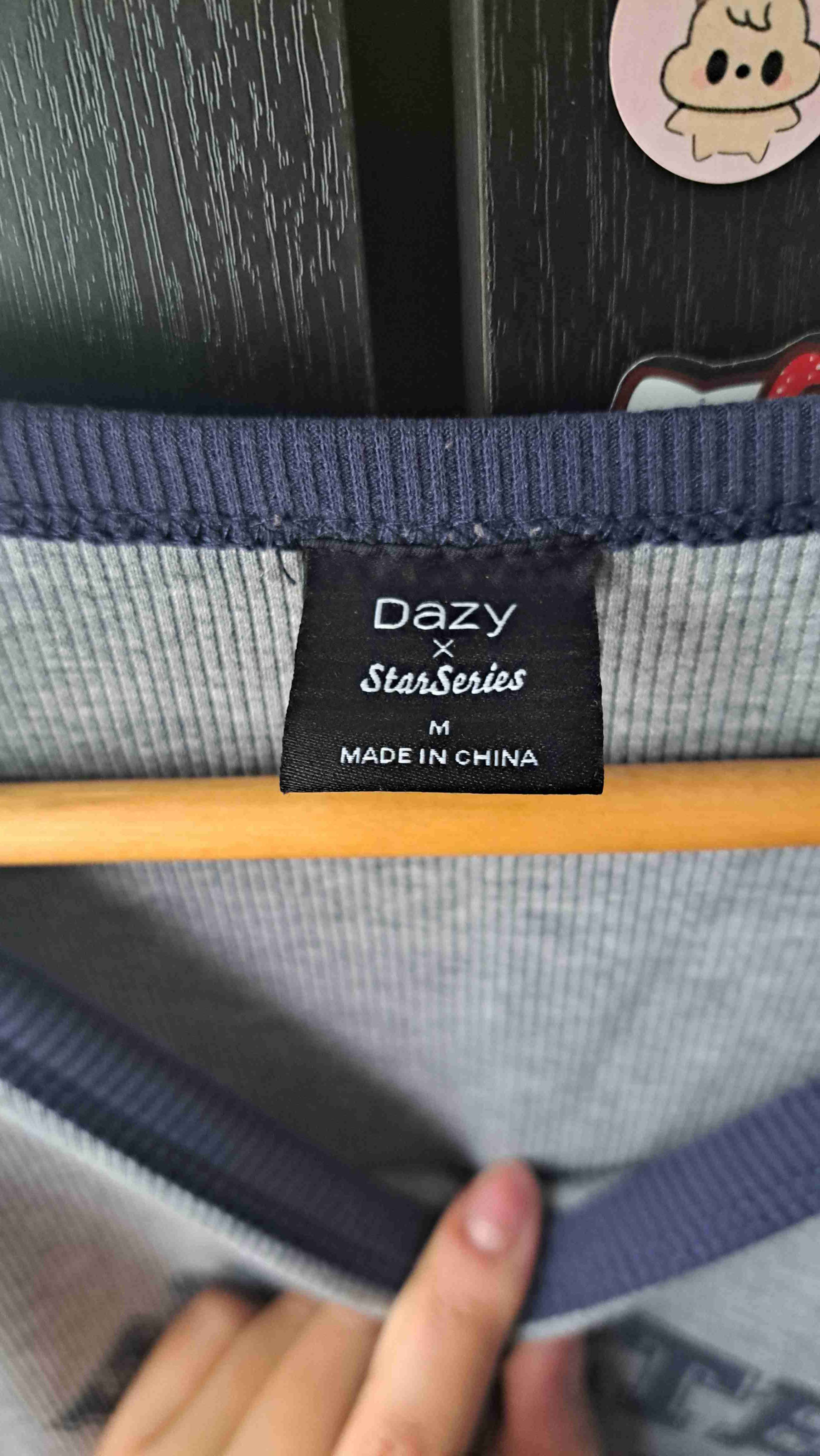 Polera gris con estampado - miniatura 2