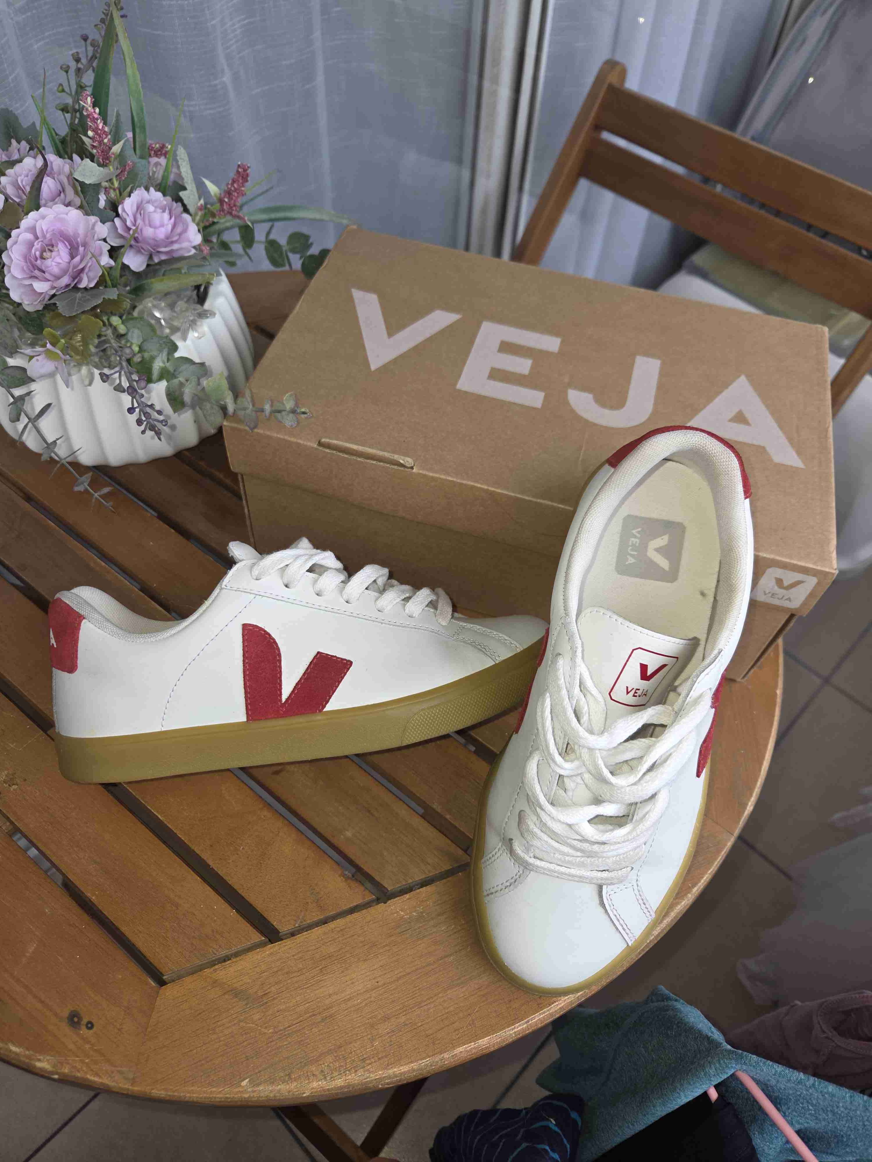 Zapatillas Veja blancas y rojas - miniatura 1