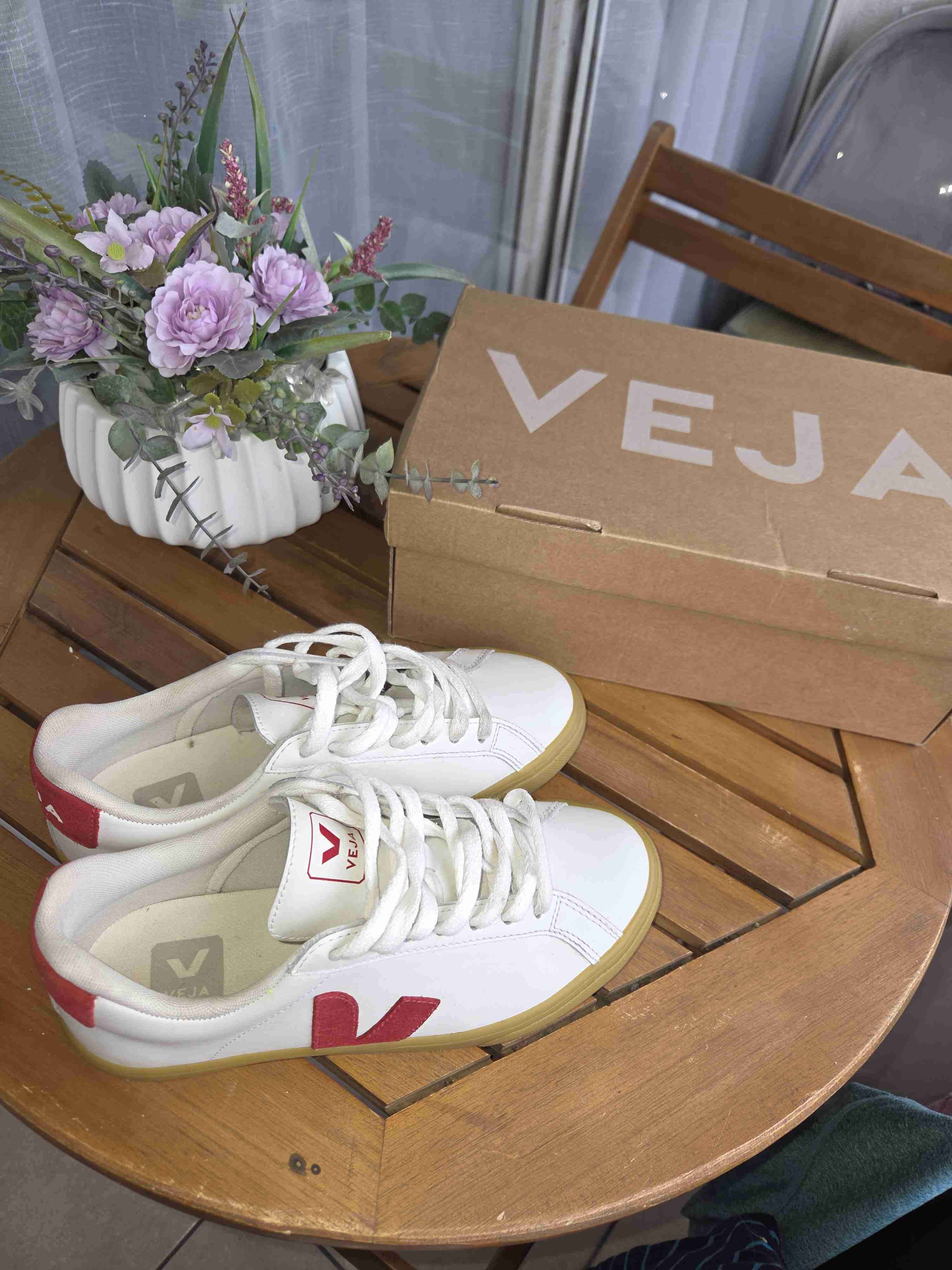 Zapatillas Veja blancas y rojas - miniatura 2