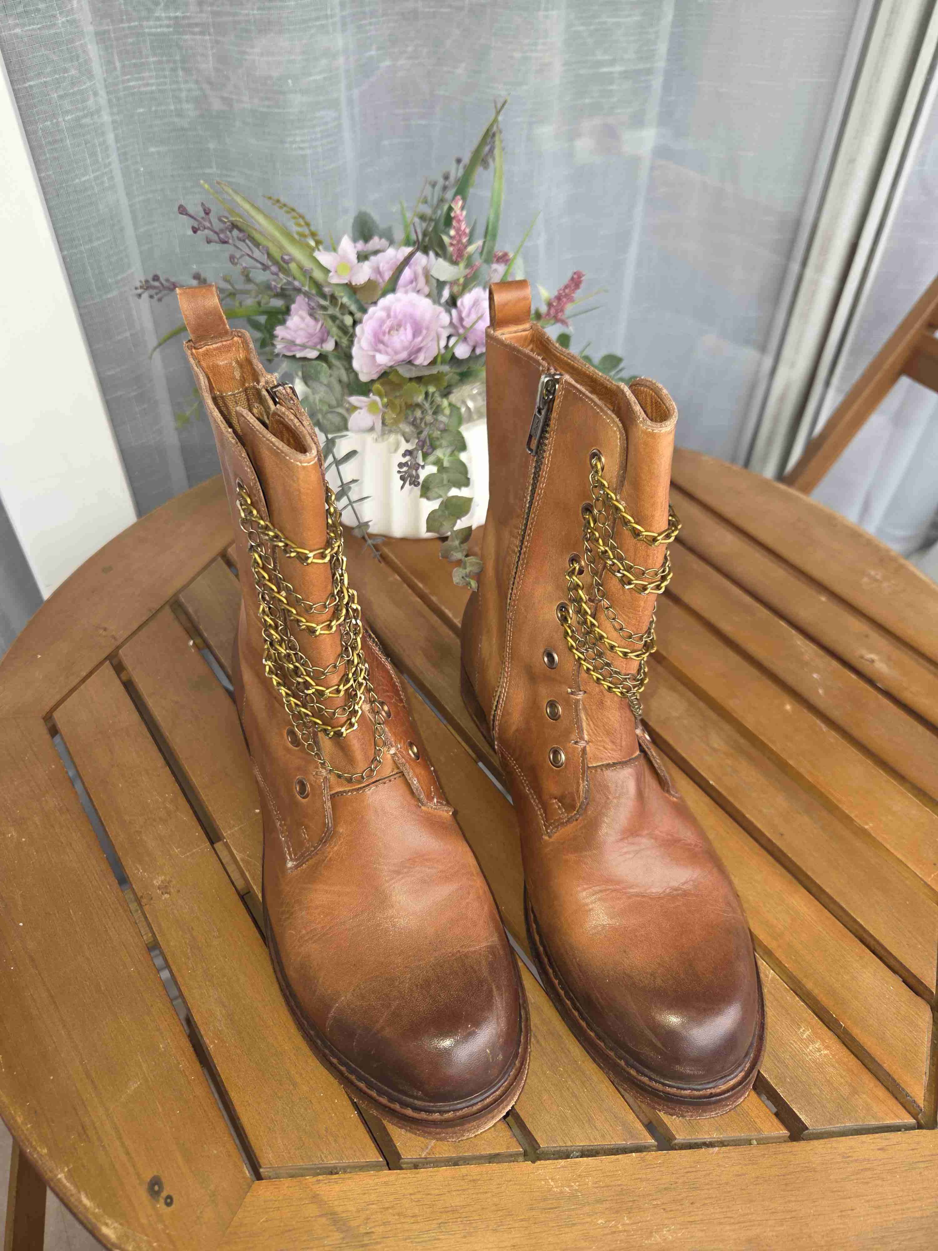 Botas de cuero café con cadenas - miniatura 1