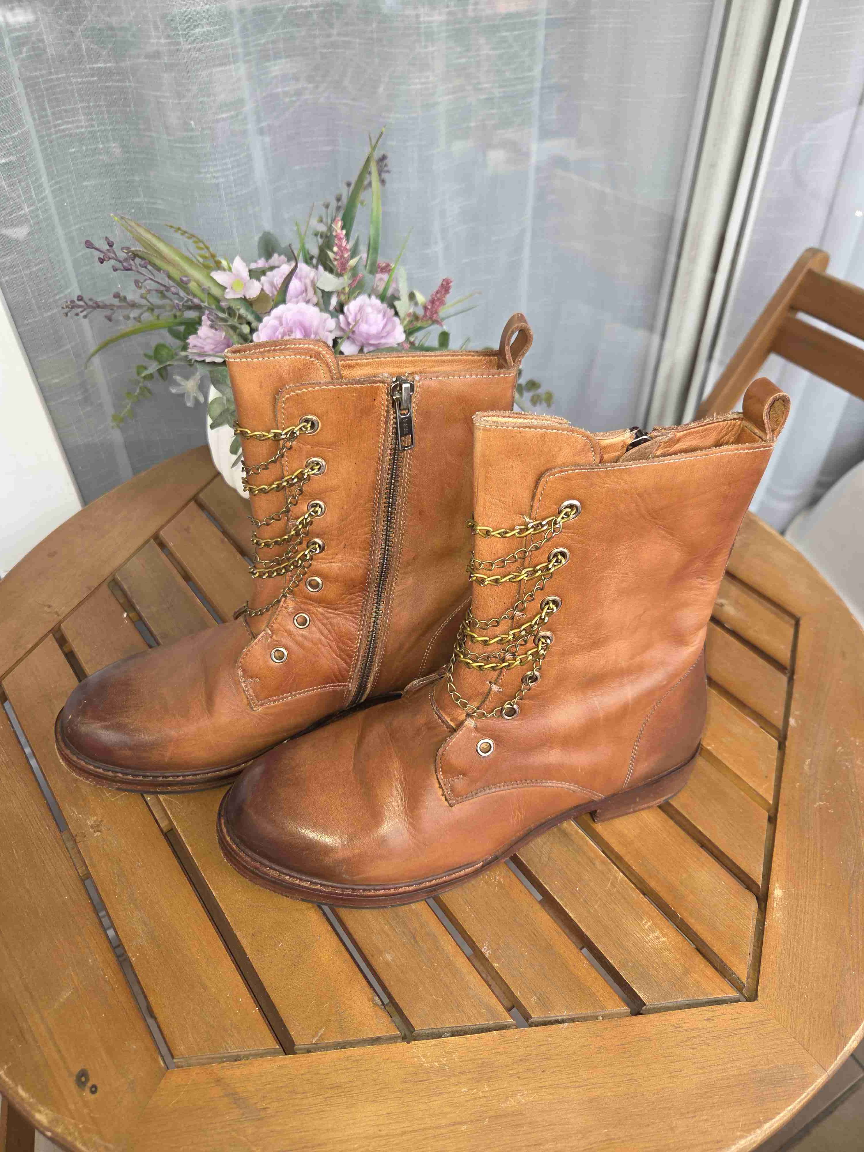 Botas de cuero café con cadenas - miniatura 2